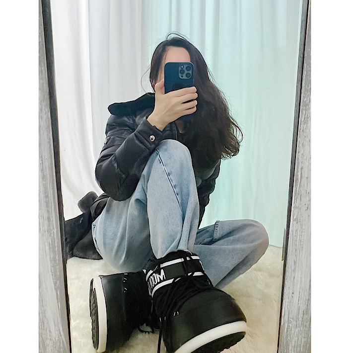 (W) Moon Boot Icon Low Nylon Boots Black, Prada Re-Nylon Down Coat Black 착용 스타일 - 1