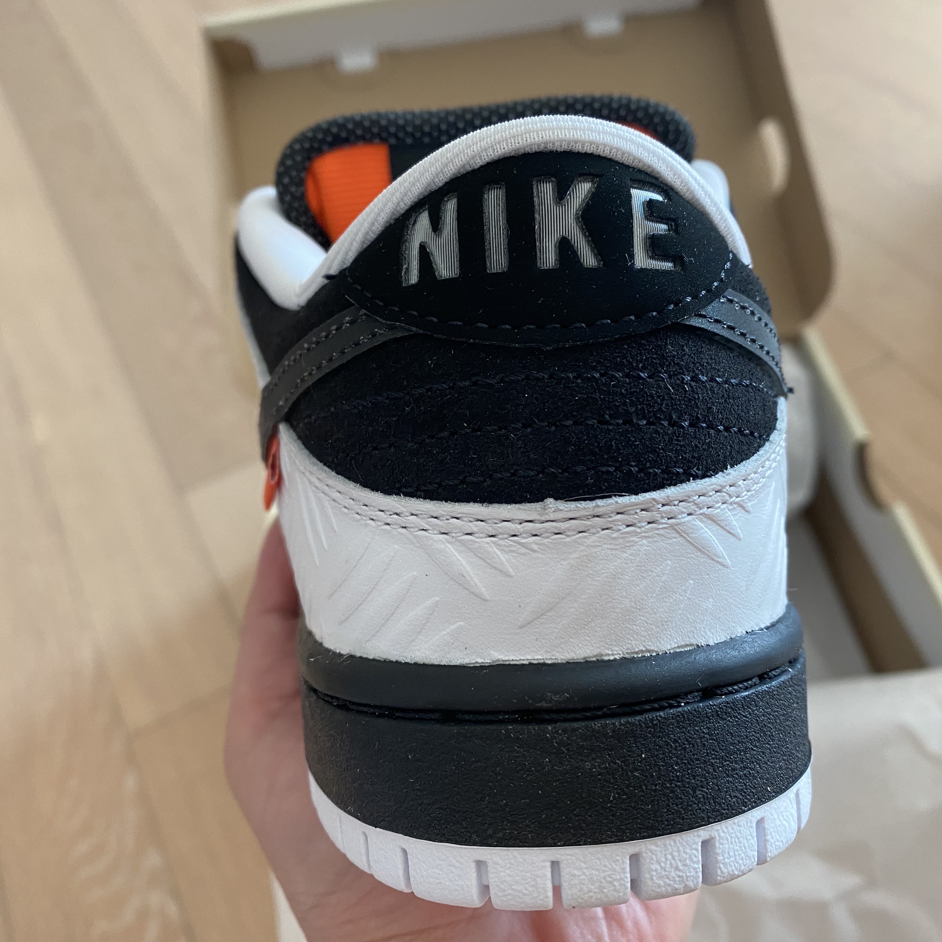Nike x Tightbooth SB Dunk Low Pro Black and White 착용 스타일 - 4