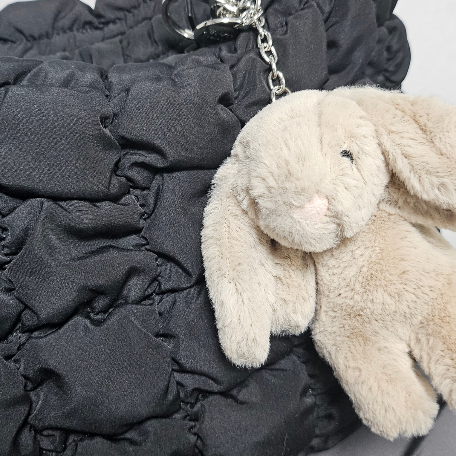 Jellycat Bashful Bunny Bag Charm Beige 착용 스타일