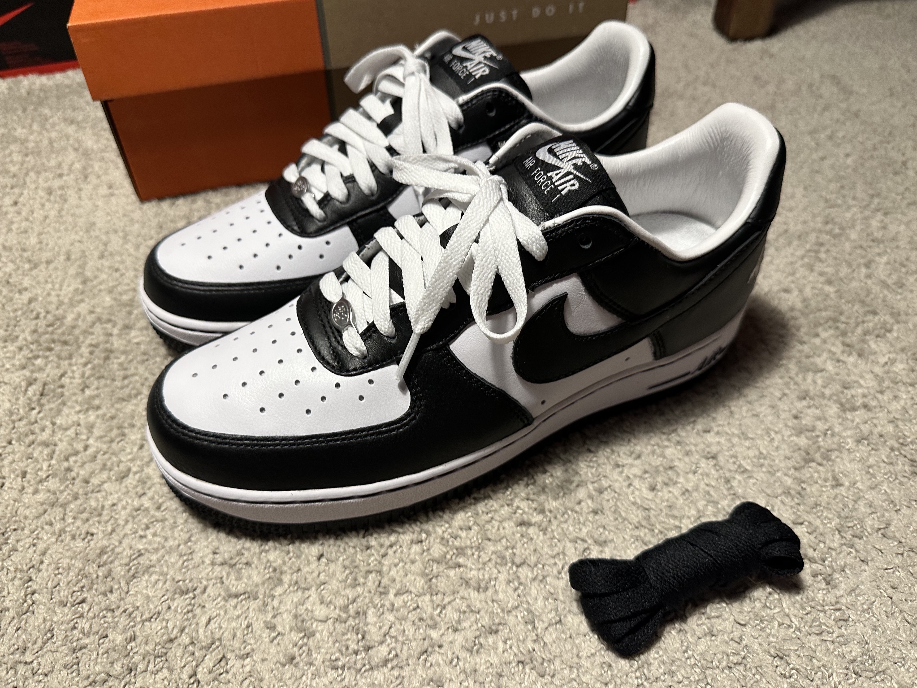Nike x Terror Squad Air Force 1 Low QS Blackout 착용 스타일 - 1