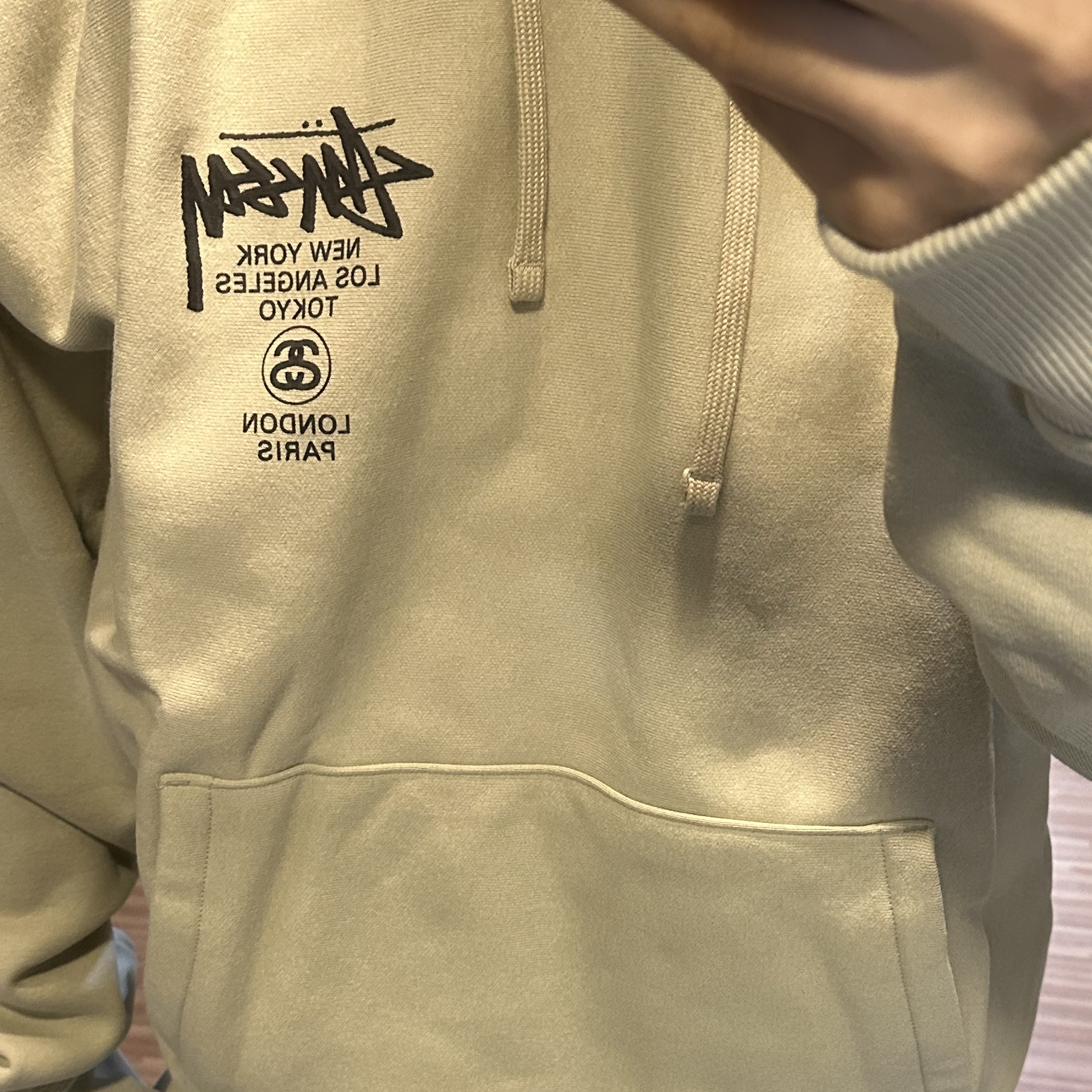 Stussy World Tour Hoodie Khaki 2023 착용 스타일