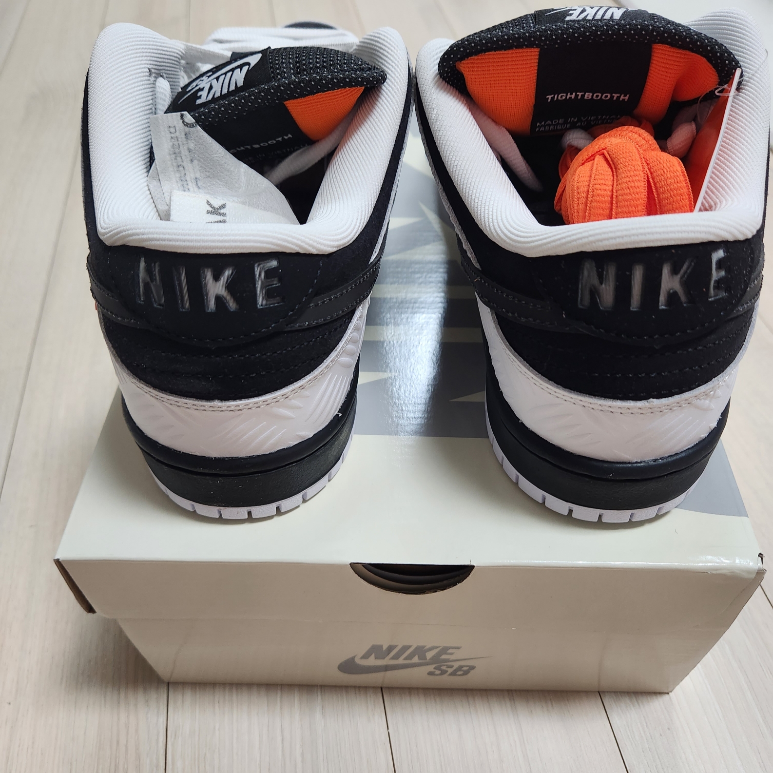 Nike x Tightbooth SB Dunk Low Pro Black and White 착용 스타일 - 3