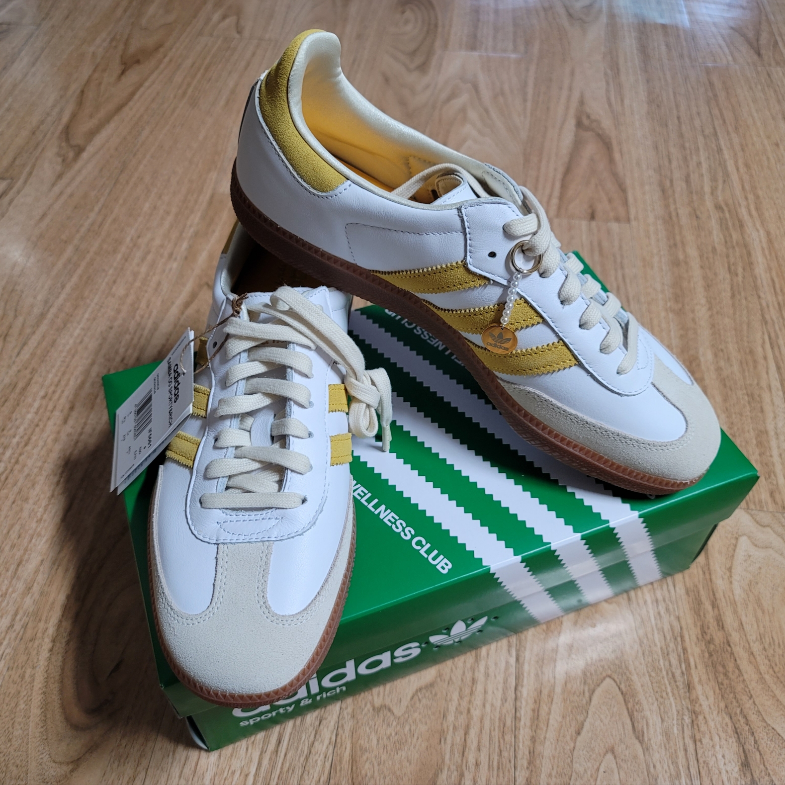 Adidas x Sporty & Rich Samba OG Cloud White Bold Gold 착용 스타일