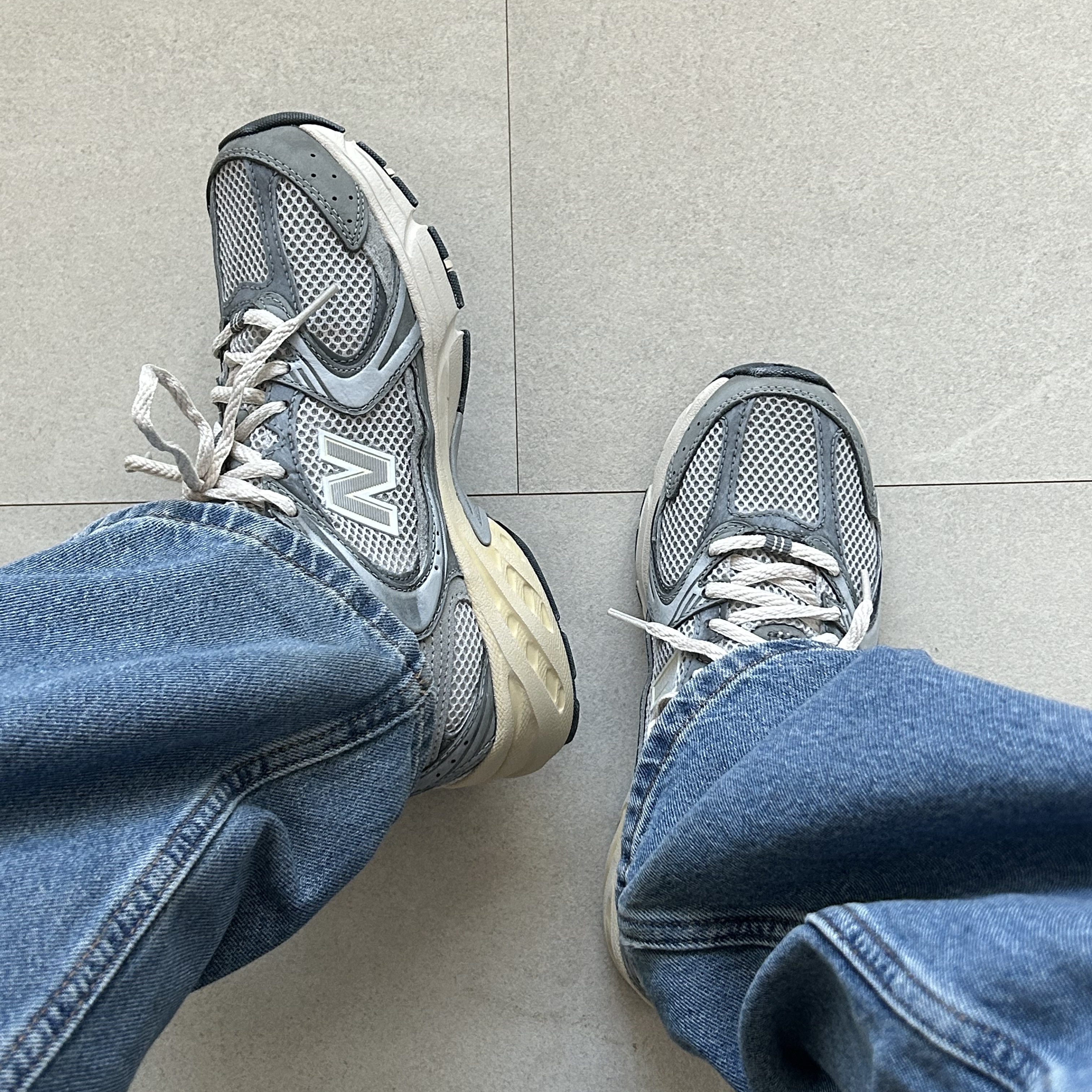 New Balance 530 Premium Vintage Grey Matter 착용 스타일