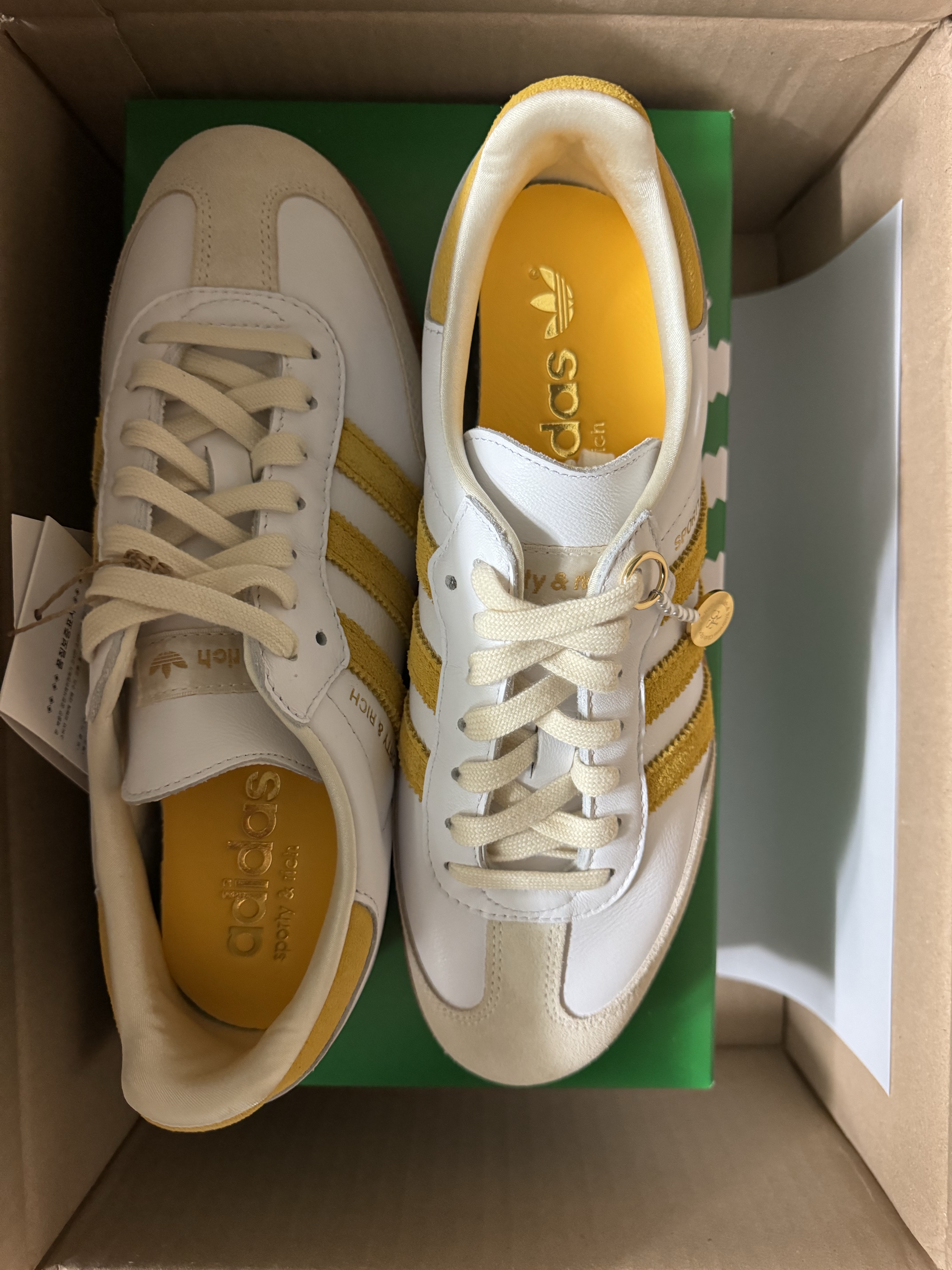 Adidas x Sporty & Rich Samba OG Cloud White Bold Gold 착용 스타일 - 4