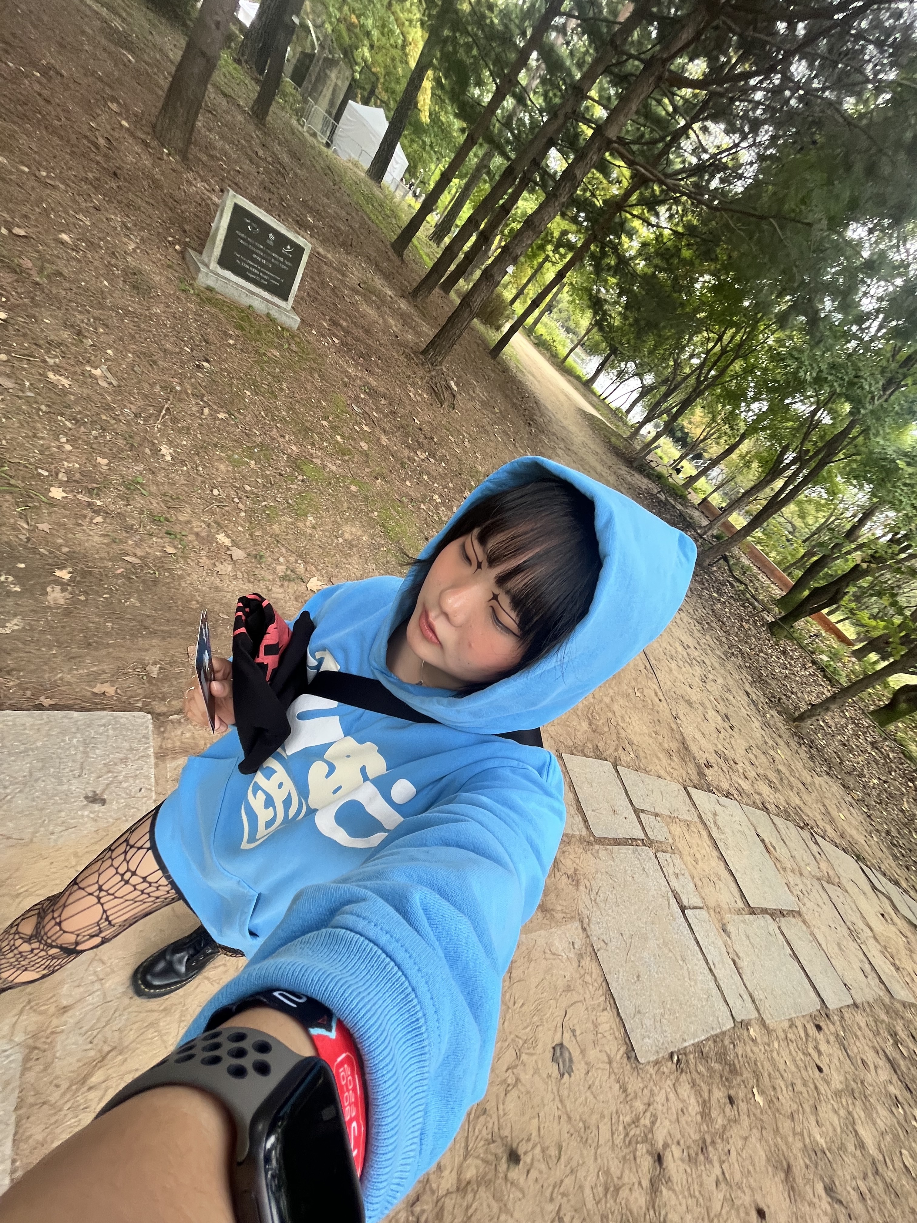 Stussy x Cactus Plant Flea Market 8 Ball Pigment Dyed Hoodie Blue, Dr. Martens Jadon Boots Black 착용 스타일 - 2