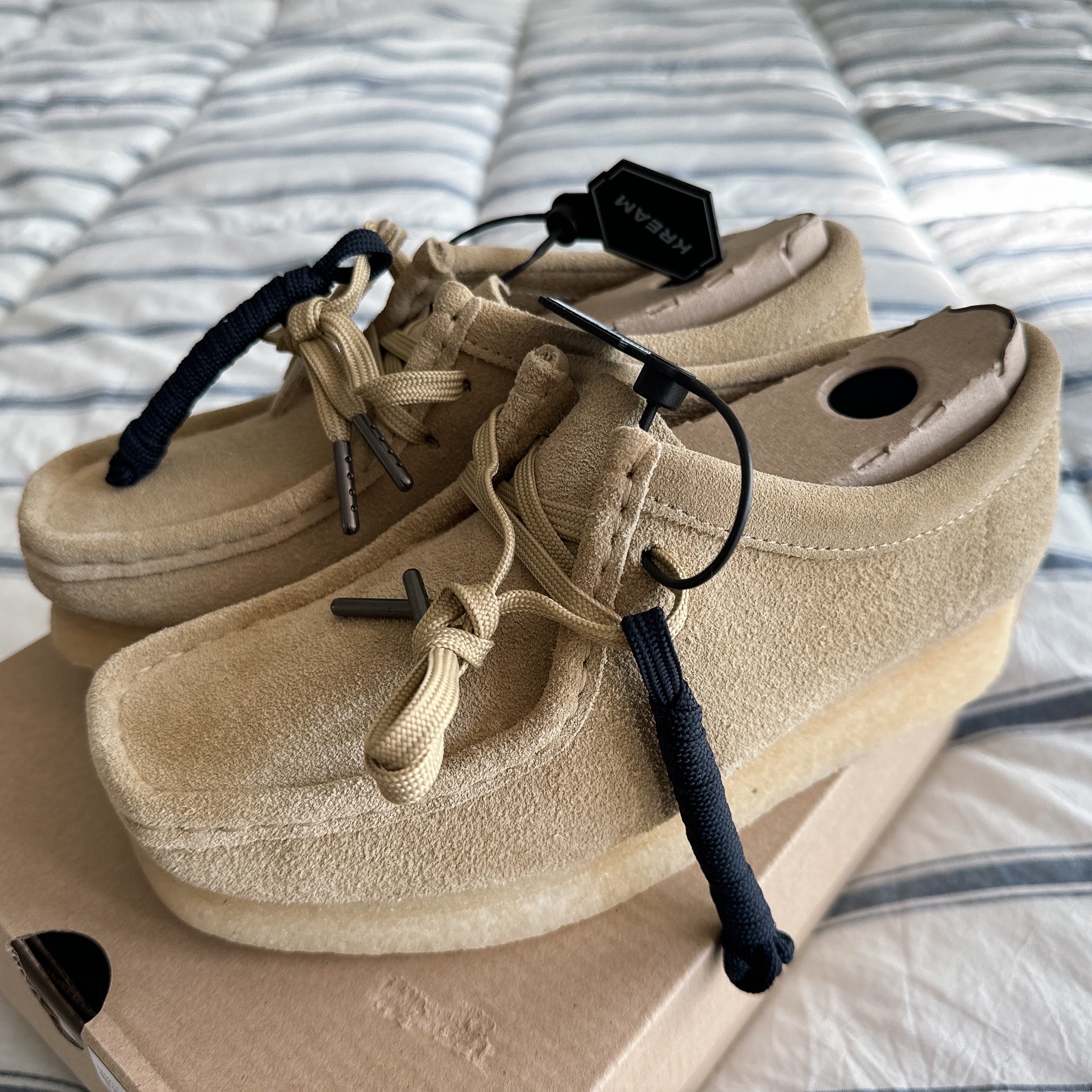 (W) Clarks Wallabee Maple Suede 착용 스타일 - 1