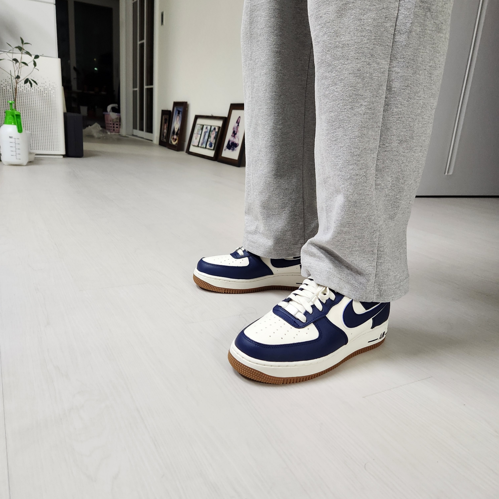 Nike Air Force 1 '07 LV8 Midnight Navy 착용 스타일