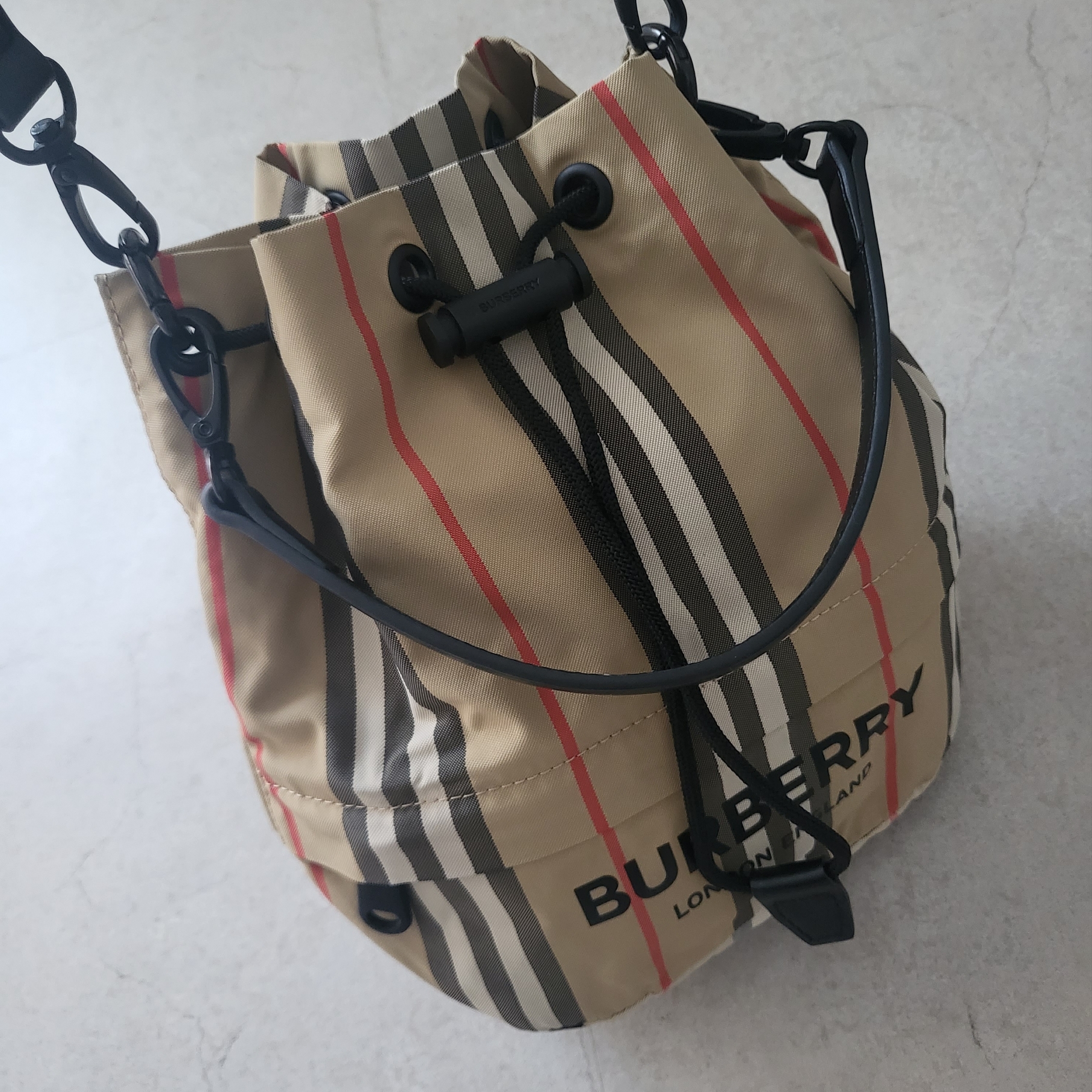 Burberry Icon Stripe Econyl Drawcord Pouch Archive Beige 착용 스타일