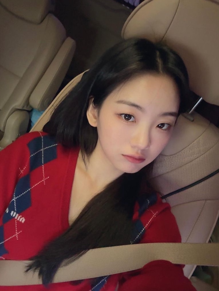 (W) Miu Miu Cashmere Sweater Marble Grey, (W) Miu Miu Intarsia Knit Cashmere Sweater Red 착용 스타일 - 3