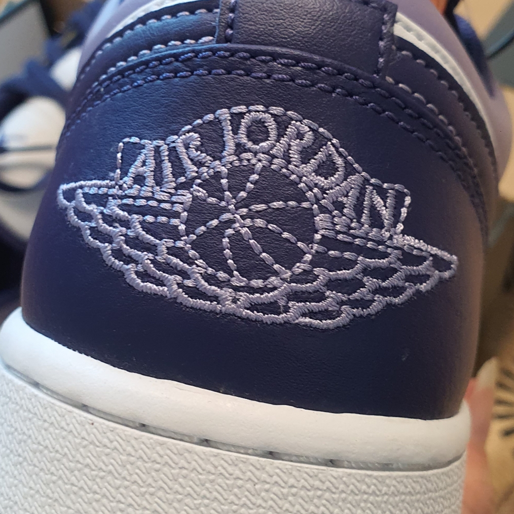 Jordan 1 Low Sky J Purple White 착용 스타일 - 4