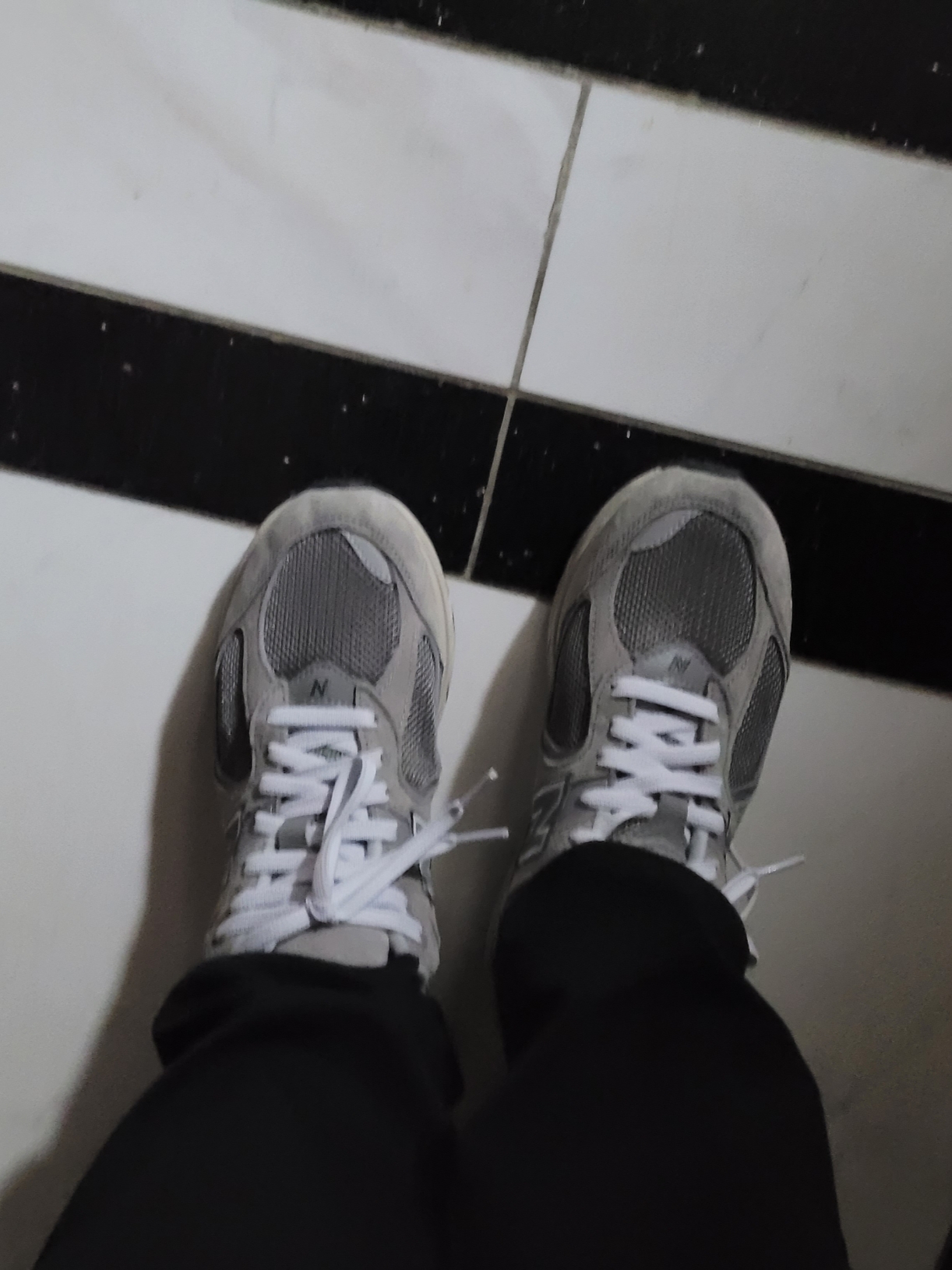New Balance 2002R Grey 착용 스타일