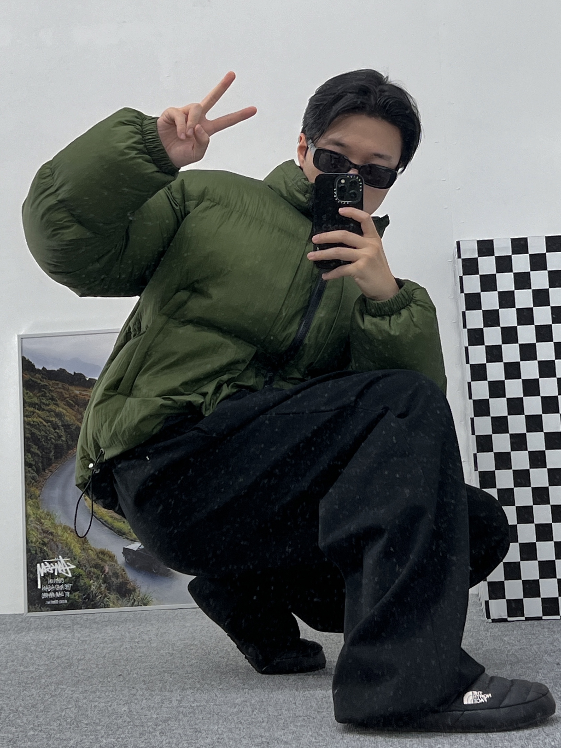 The North Face Thermoball Traction Mule V Black 착용 스타일