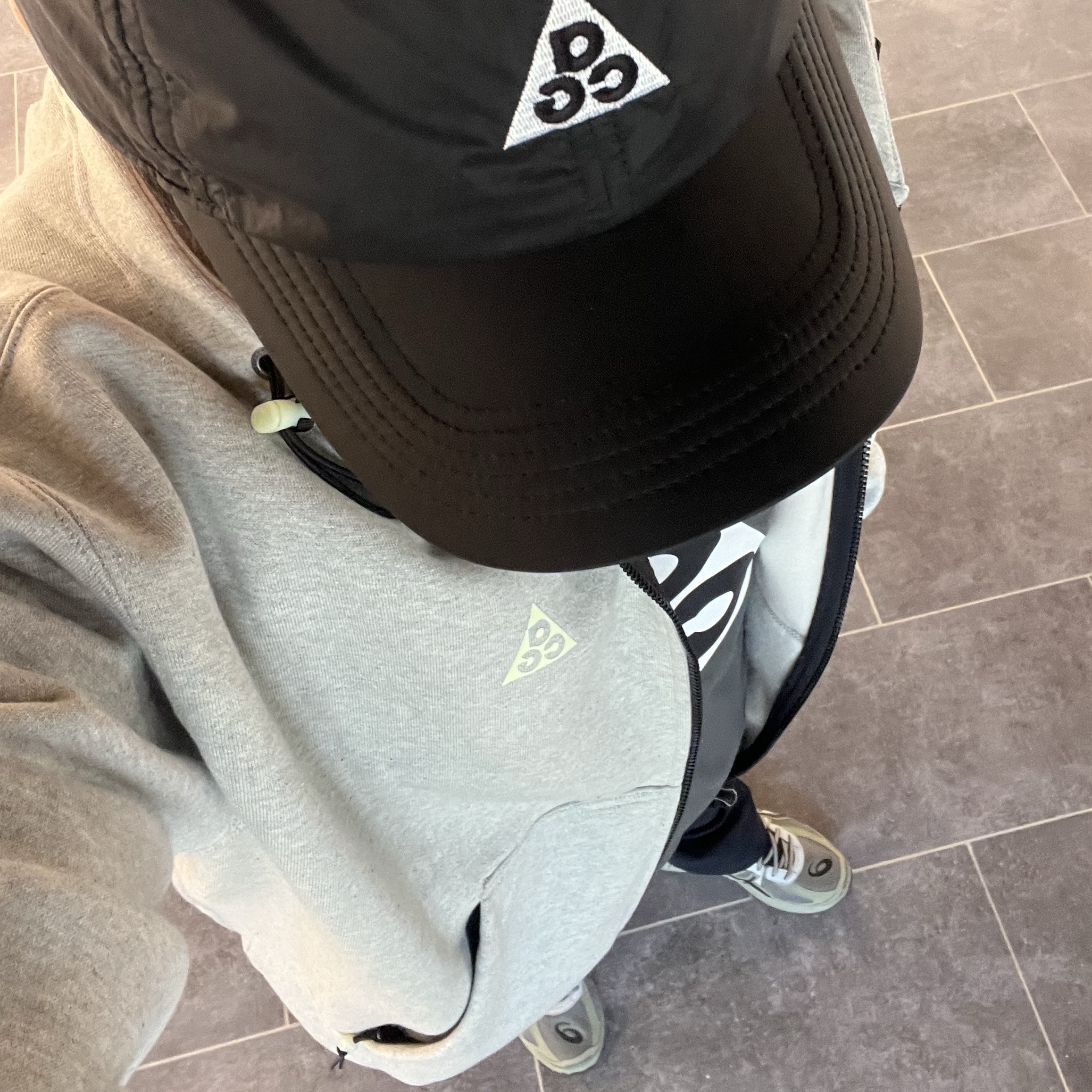 Nike ACG Trail Cap Black, Nike ACG Therma-Fit Fleece Full Zip Hoodie Airora Grey Heather - Asia 착용 스타일