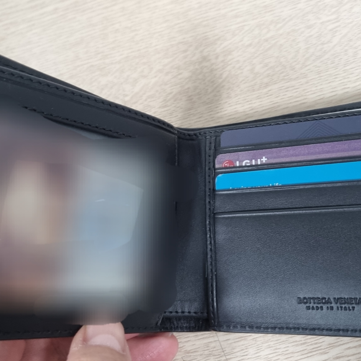 Bottega Veneta Bi-Fold Wallet Black 착용 스타일 - 2