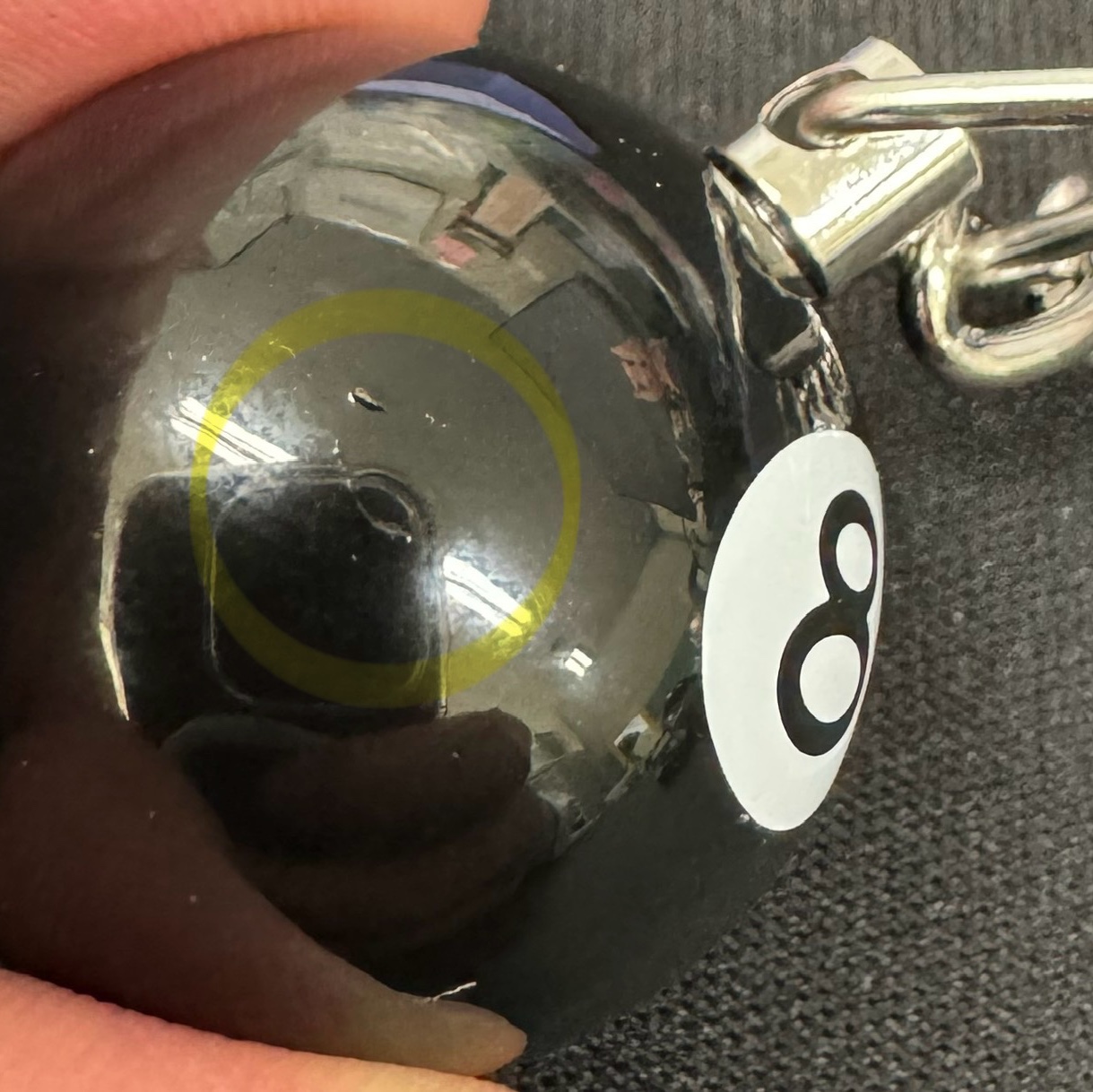 Stussy 8 Ball Keychain Black 착용 스타일