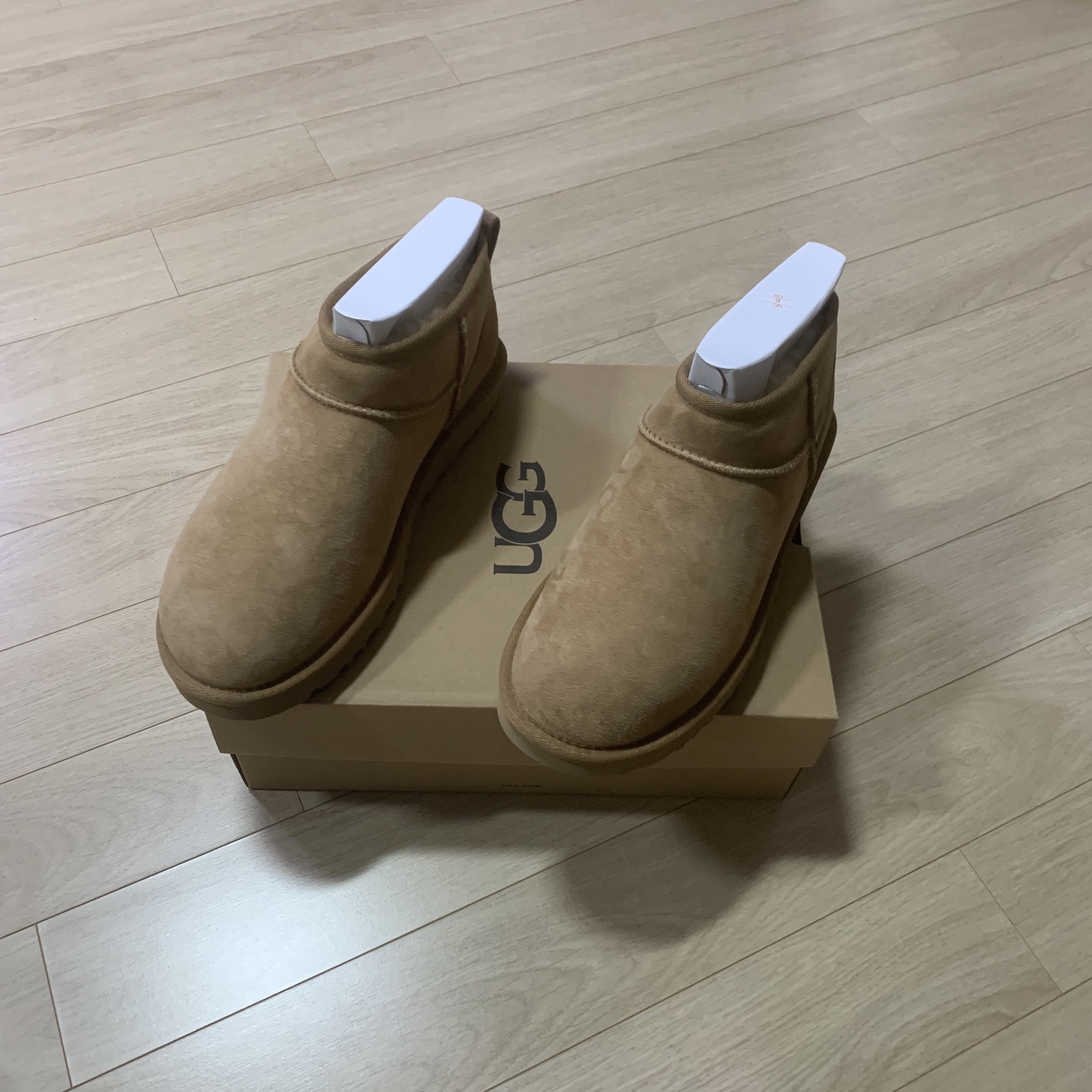 (W) UGG Classic Ultra Mini Boots Chestnut 착용 스타일 - 1