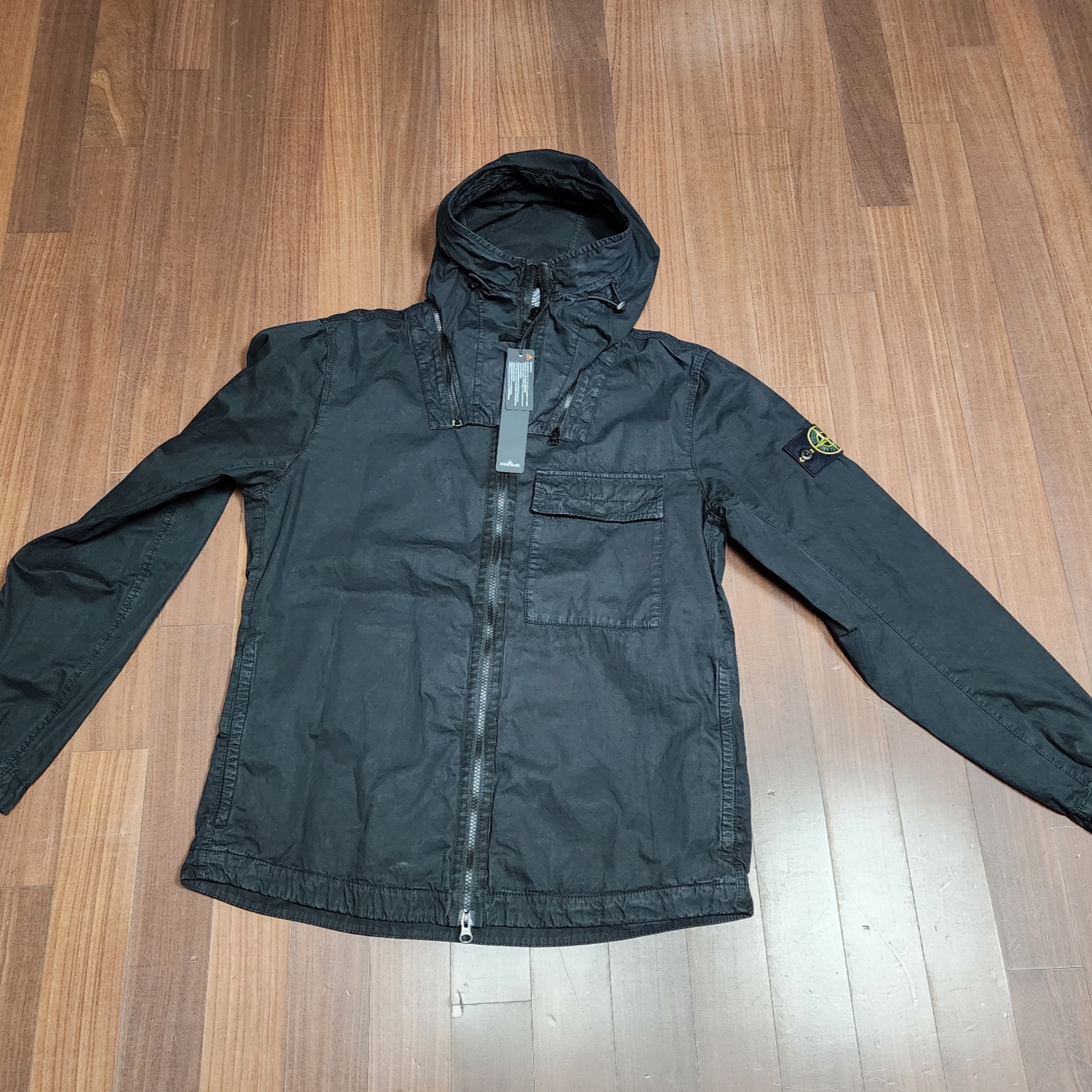 Stone Island 114WN Brushed Cotton Canvas Hooded Overshirt Black - 22FW, Stone Island 62420 Brushed Cotton Fleece Garment Dyed Crewneck Sweatshirt Black - 23FW 착용 스타일 - 1