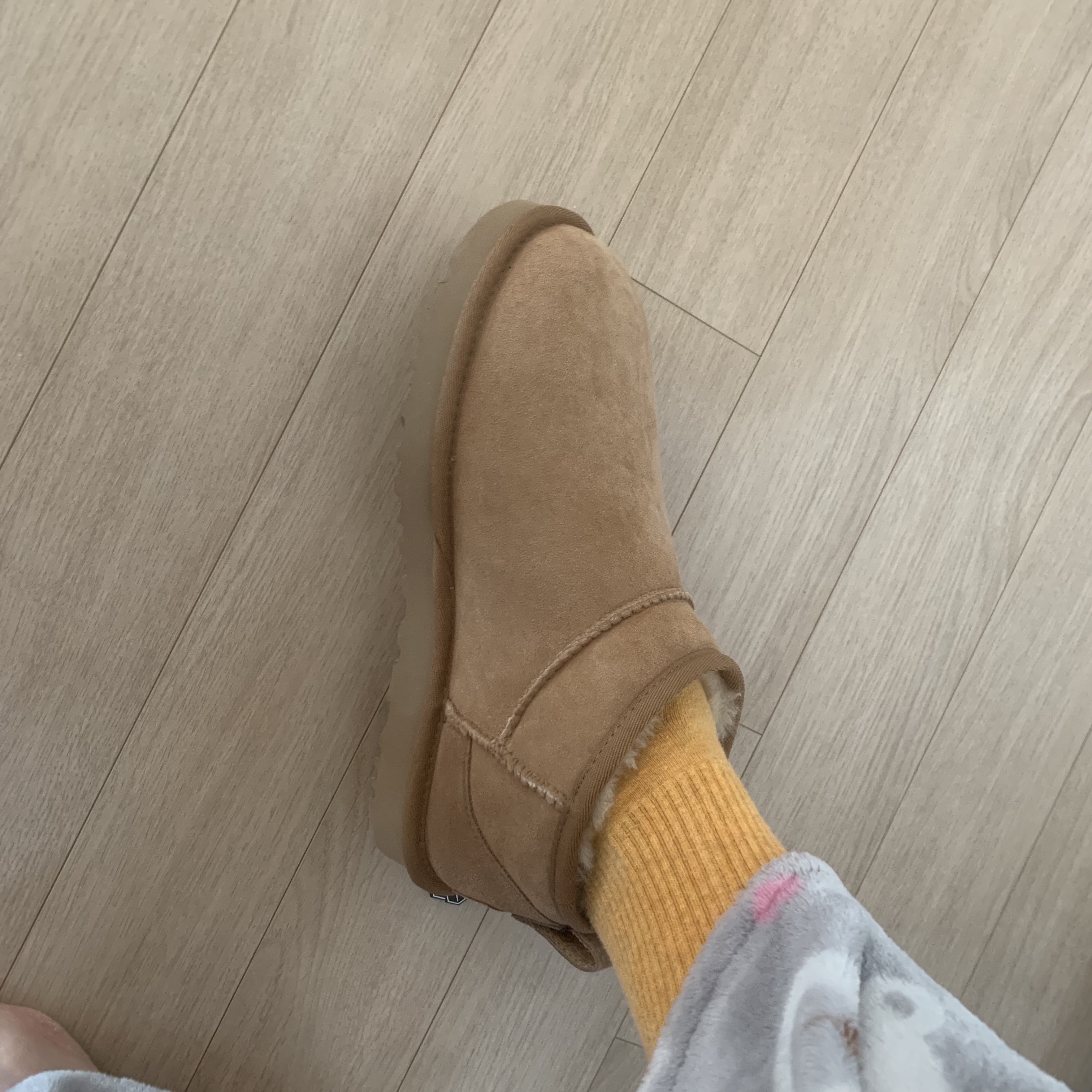 (W) UGG Classic Ultra Mini Boots Chestnut 착용 스타일 - 4