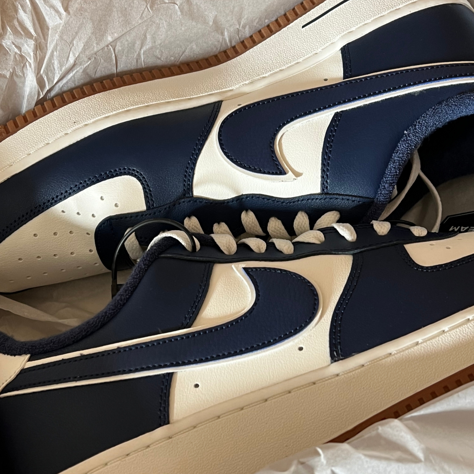 Nike Air Force 1 '07 LV8 Midnight Navy 착용 스타일 - 2