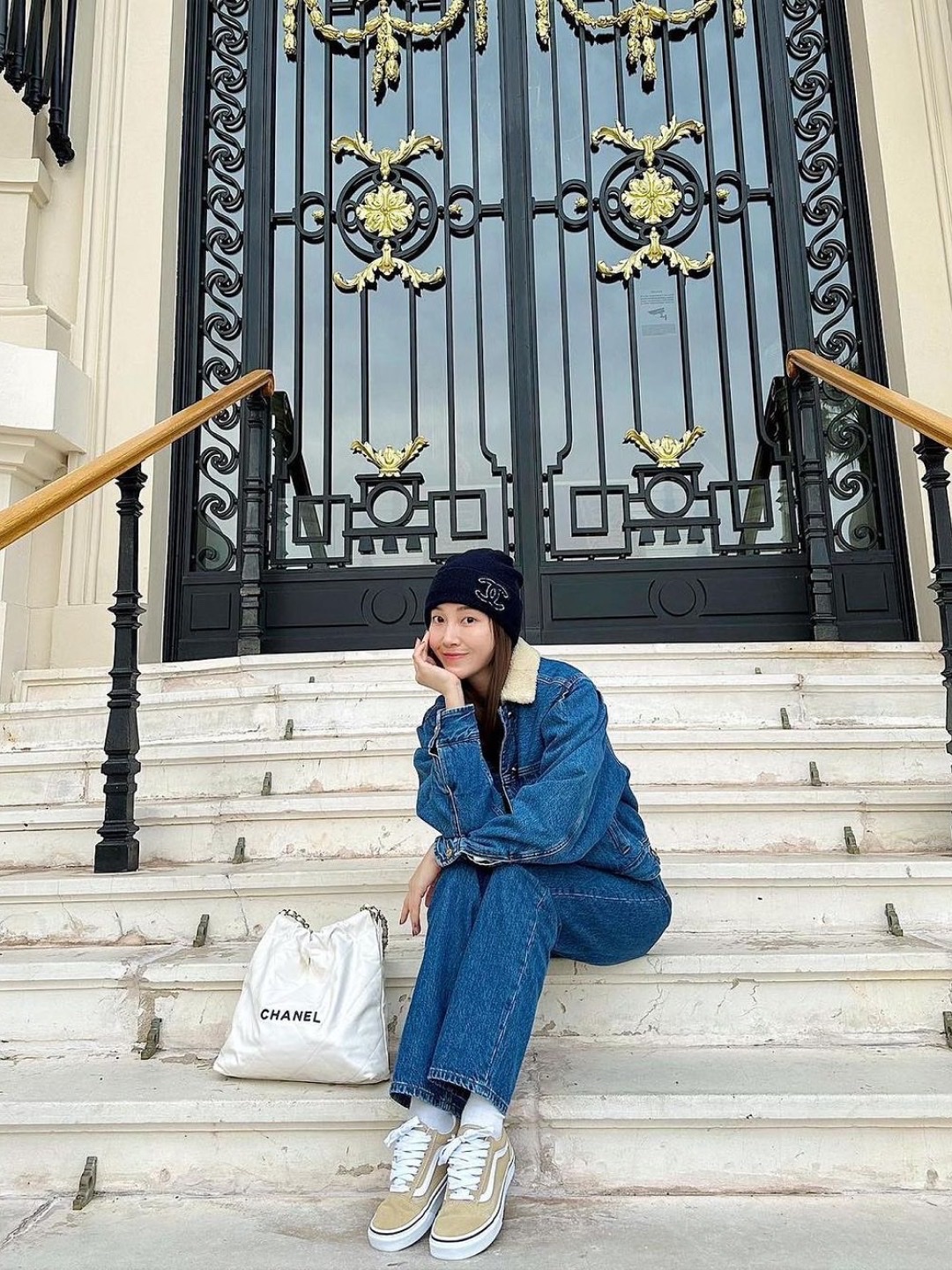 Chanel Medium Classic Handbag Grained Calfskin & Gold White, Chanel Flap Bag with Top Handle Grained Calfskin & Gold White 착용 스타일 - 4