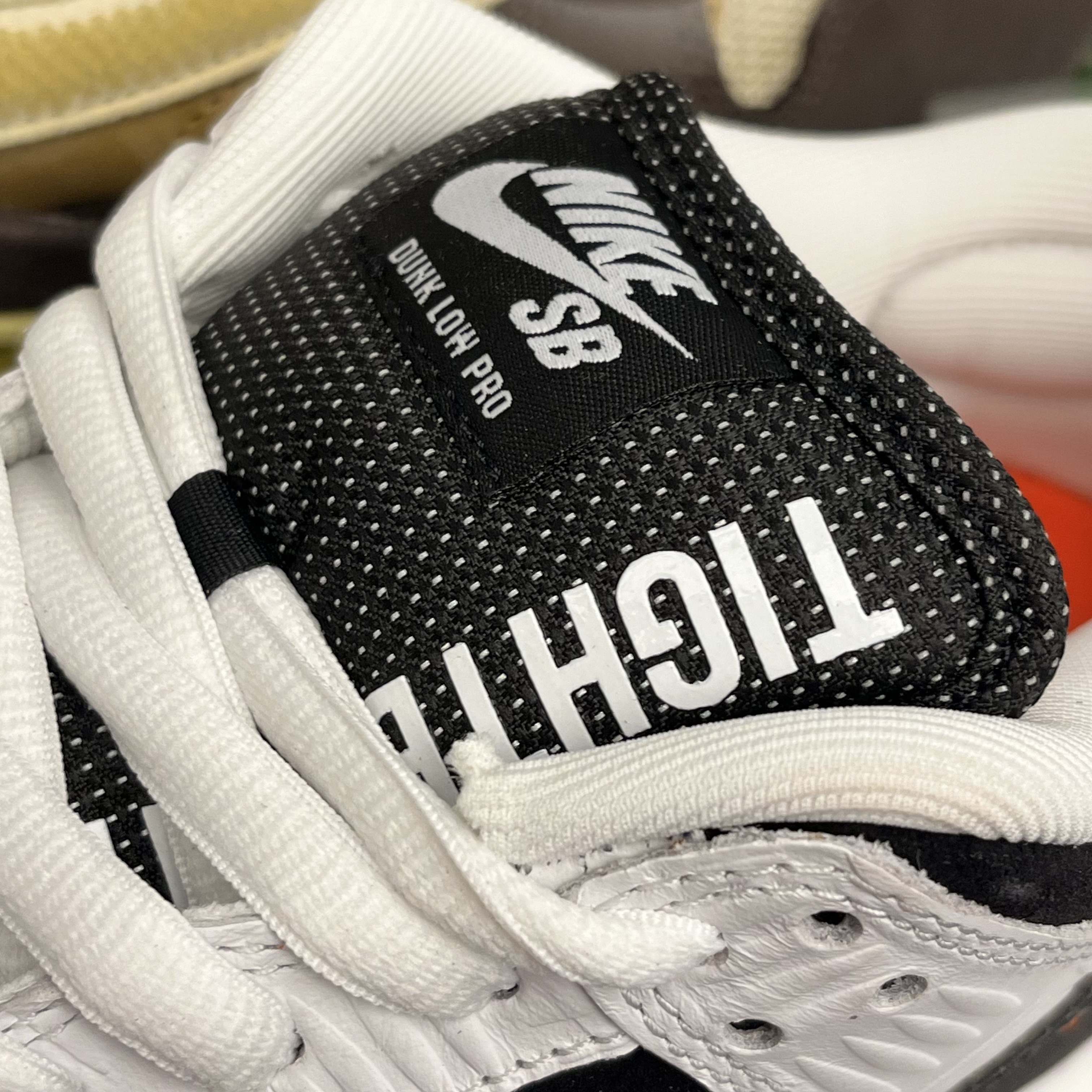 Nike x Tightbooth SB Dunk Low Pro Black and White 착용 스타일 - 1