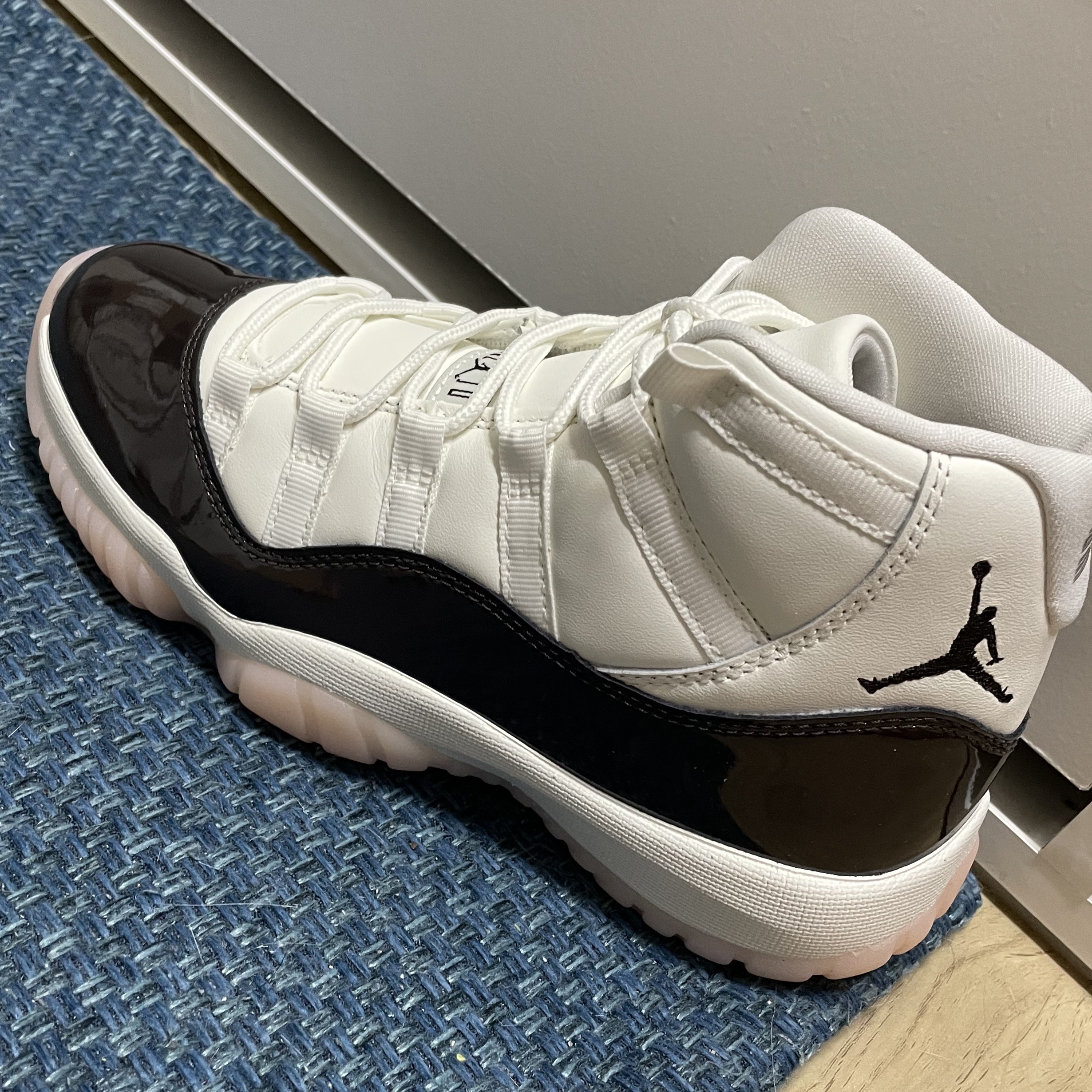 (W) Jordan 11 Retro Neapolitan 착용 스타일 - 5