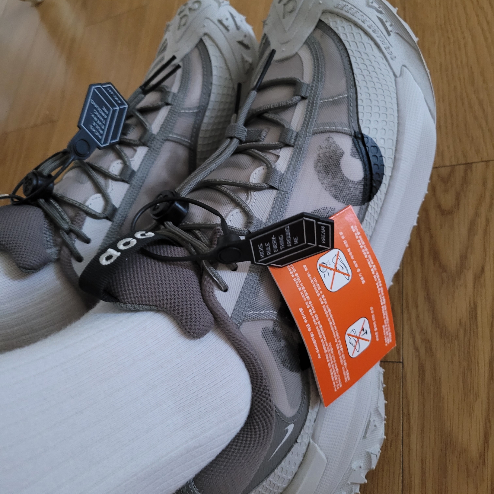 Nike ACG Mountain Fly 2 Low Light Iron Ore Black 착용 스타일 - 2