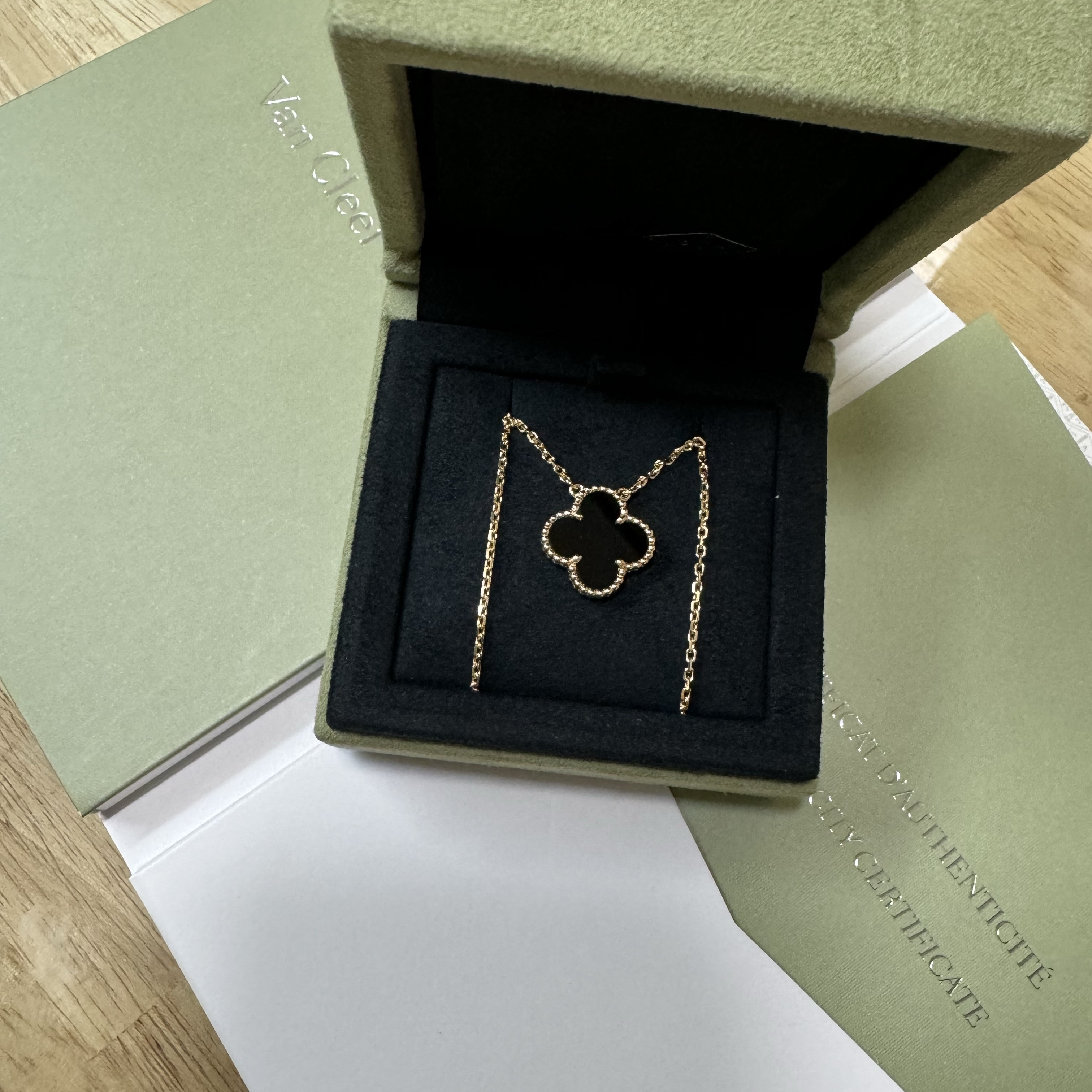 (W) Van Cleef & Arpels Vintage Alhambra Pendant Yellow Gold Onyx 착용 스타일