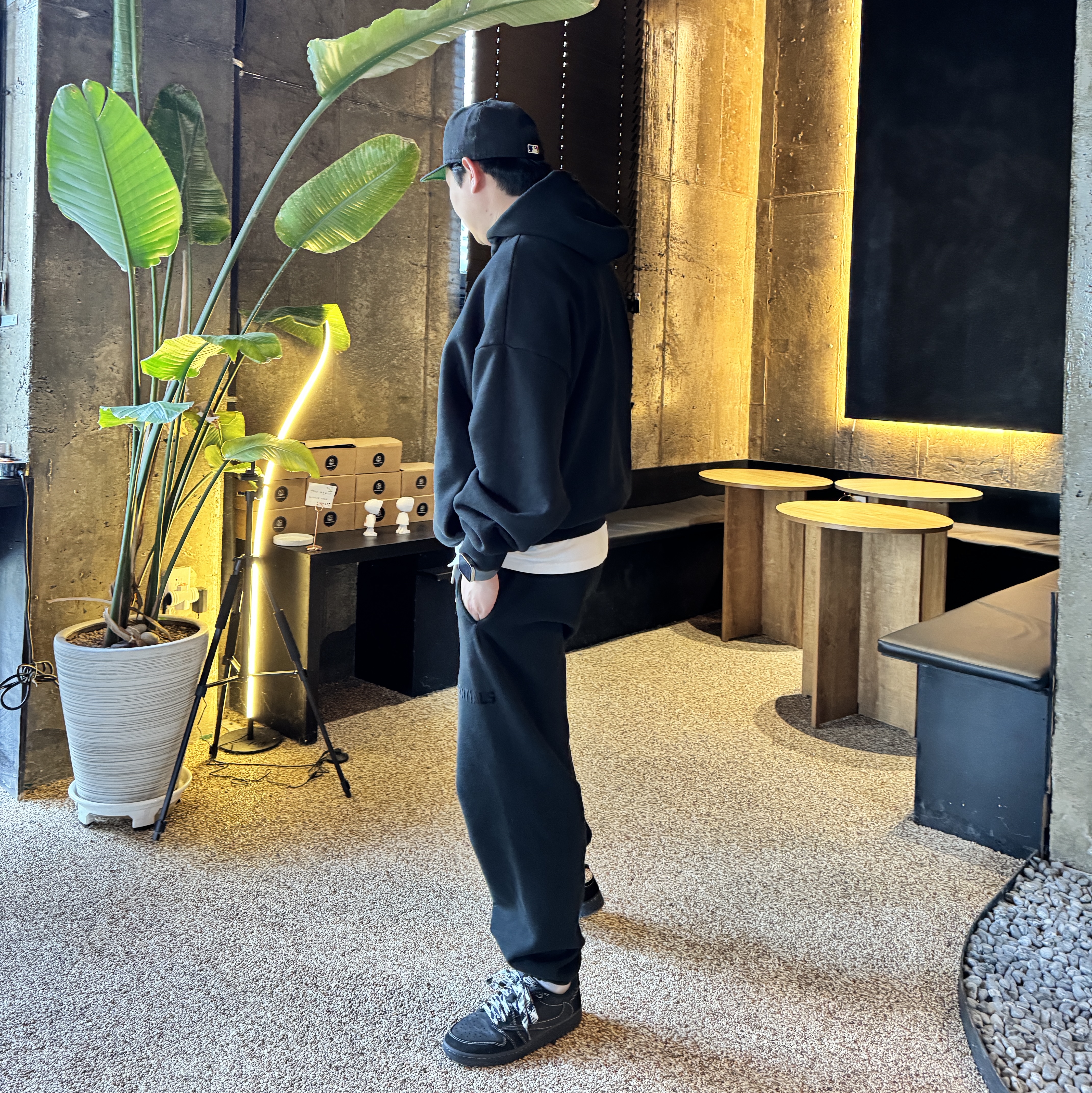 Essentials The Black Collection Hoodie Jet Black - 23SS, Essentials The Black Collection Sweatpants Black - 23SS 착용 스타일 - 1