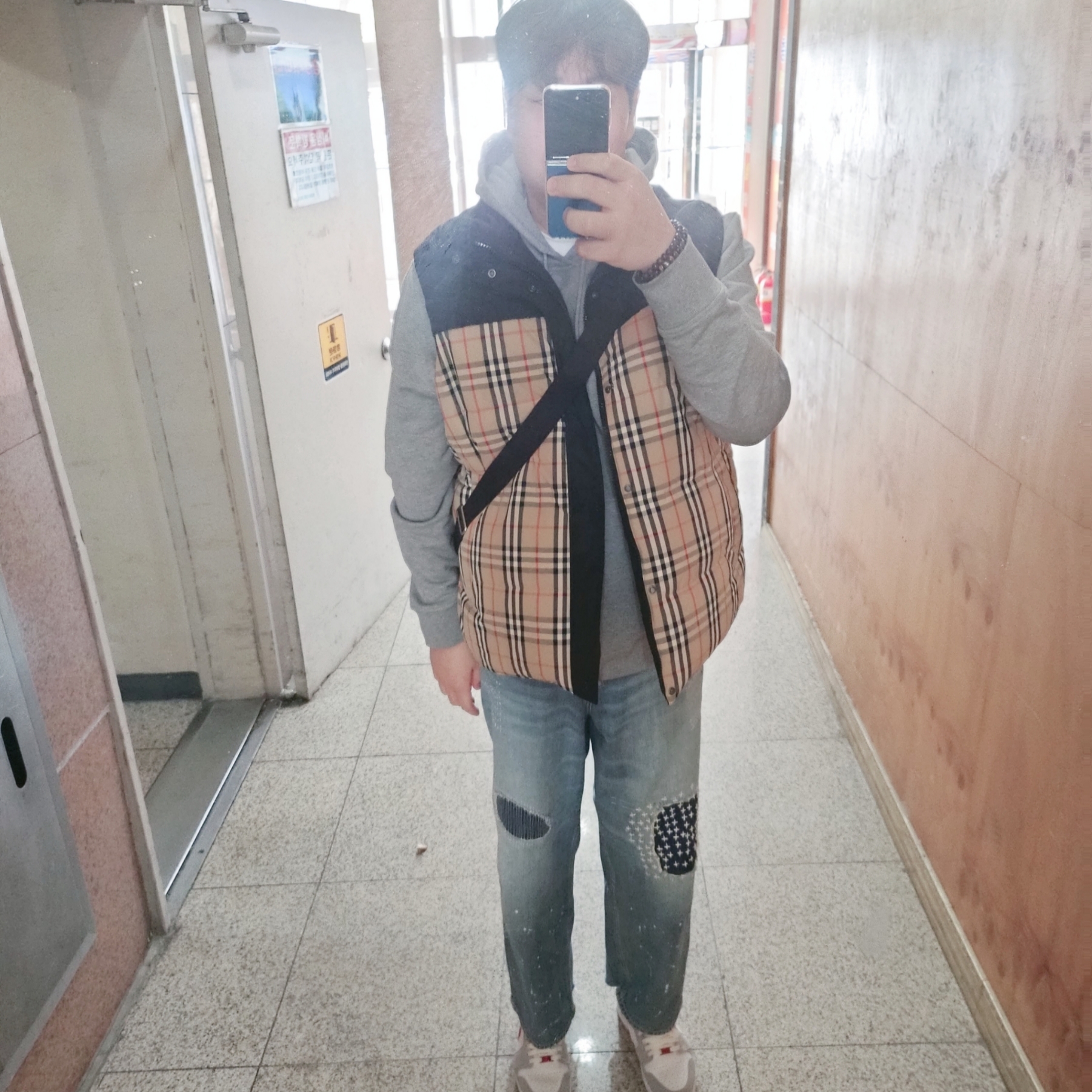Zara x Ader Error Patchwork Jeans Blue, Burberry Check Panel Reversible Gilet Archive Beige 착용 스타일 - 1