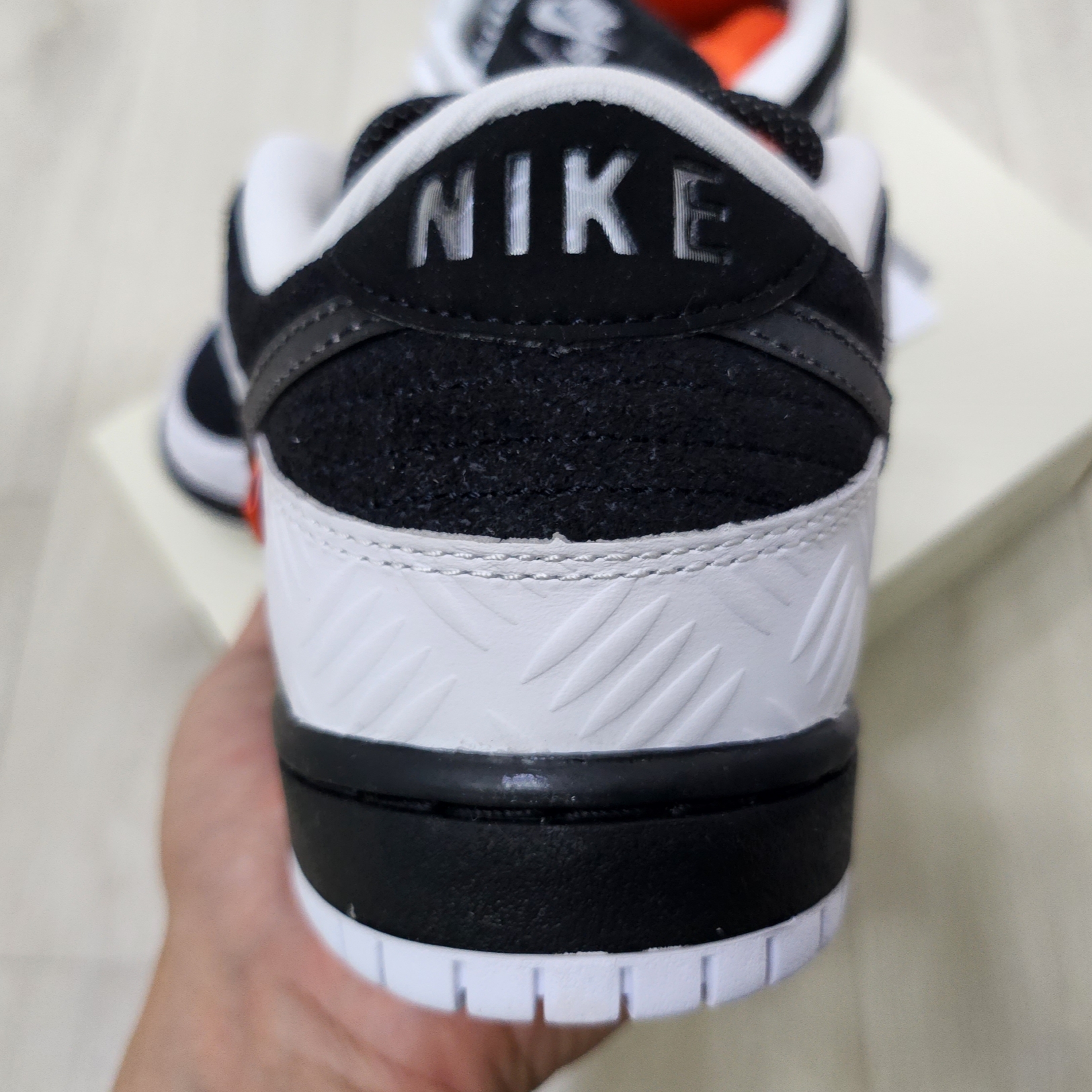 Nike x Tightbooth SB Dunk Low Pro Black and White 착용 스타일 - 5
