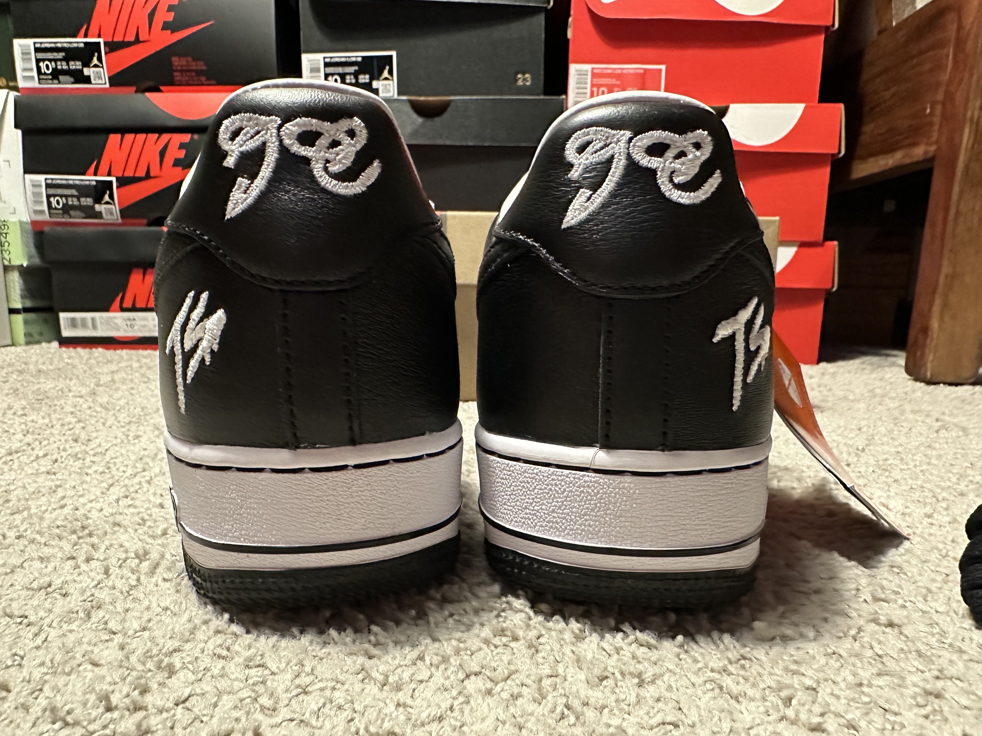 Nike x Terror Squad Air Force 1 Low QS Blackout 착용 스타일 - 4
