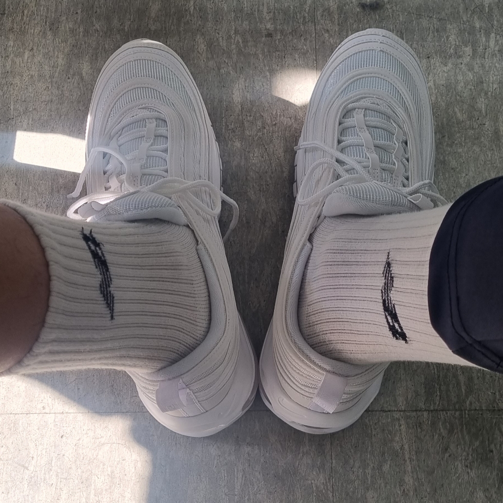 Nike Air Max 97 Triple White Wolf Grey 착용 스타일