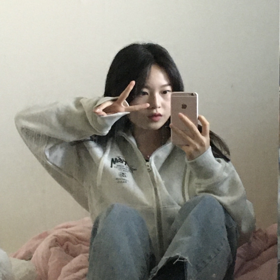 Stussy World Tour Zip Hoodie Ash Heather 2023 착용 스타일