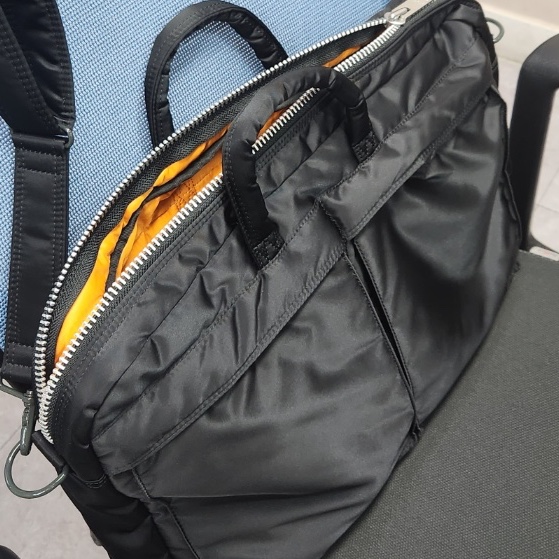 Porter Tanker 2Way Briefcase Black 착용 스타일