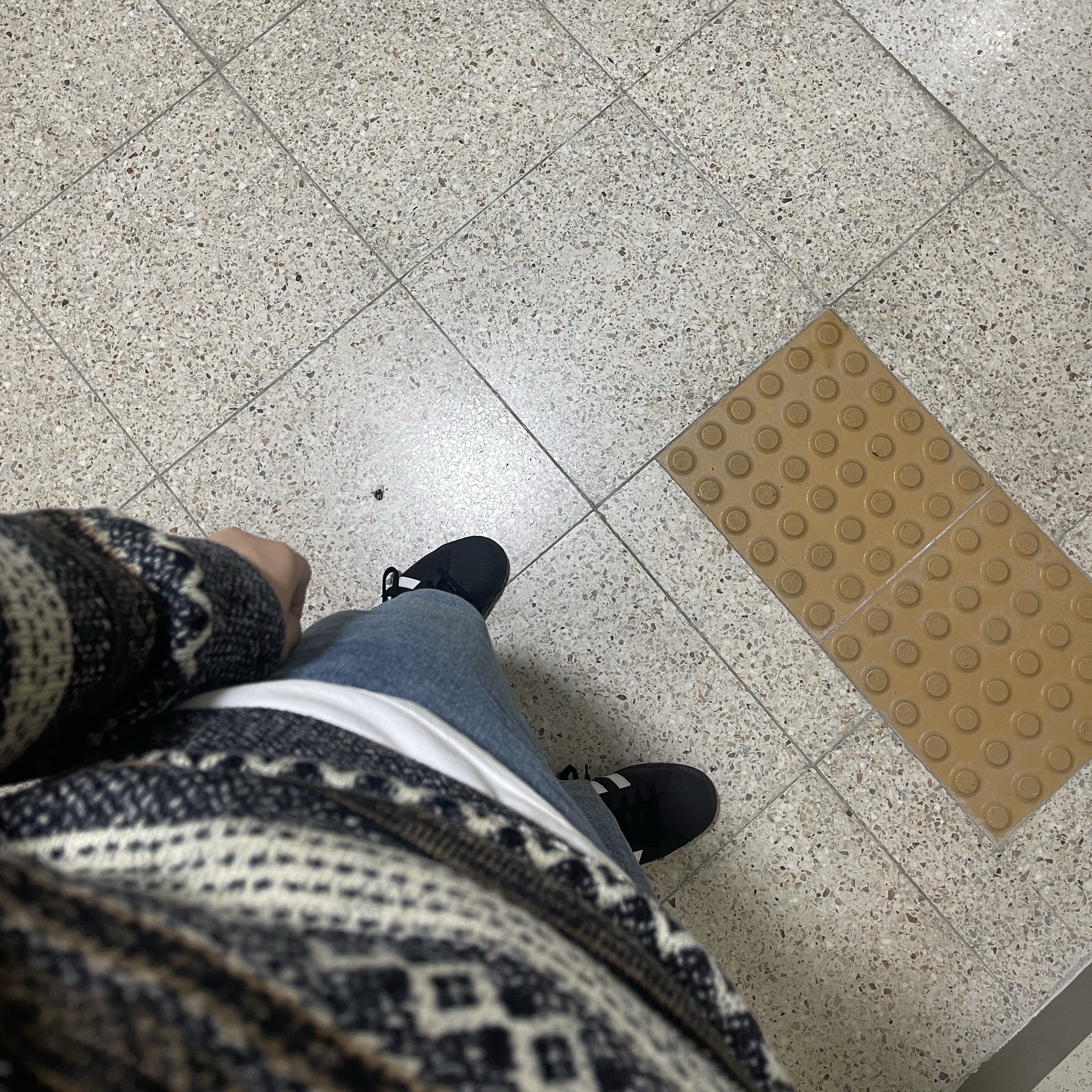 Adidas Superstar Core Black White 착용 스타일