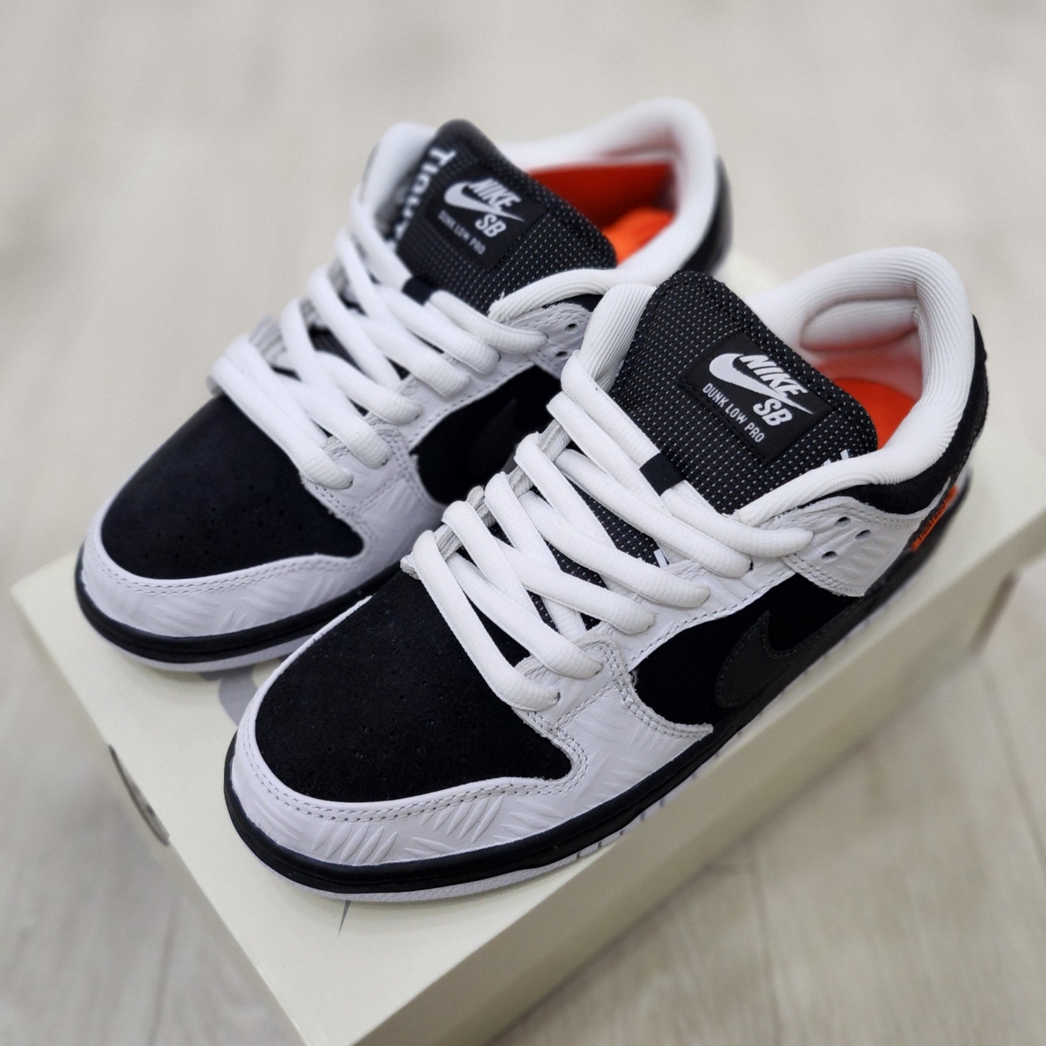 Nike x Tightbooth SB Dunk Low Pro Black and White 착용 스타일 - 2