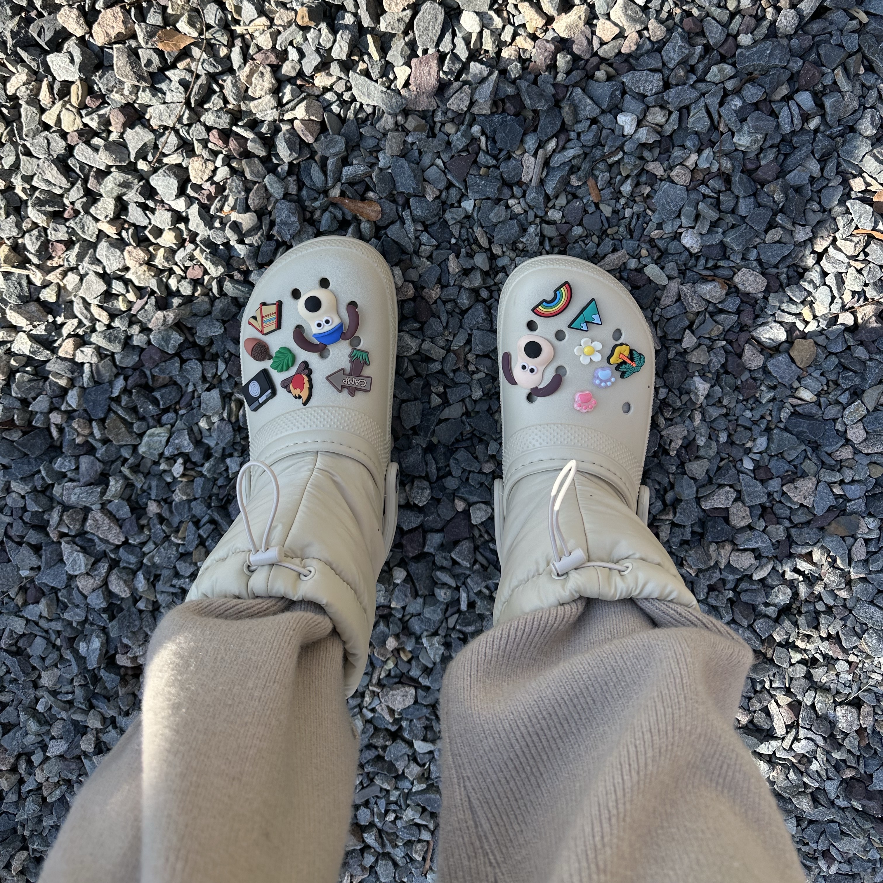 Crocs Classic Lined Neo Puff Boot Bone 착용 스타일