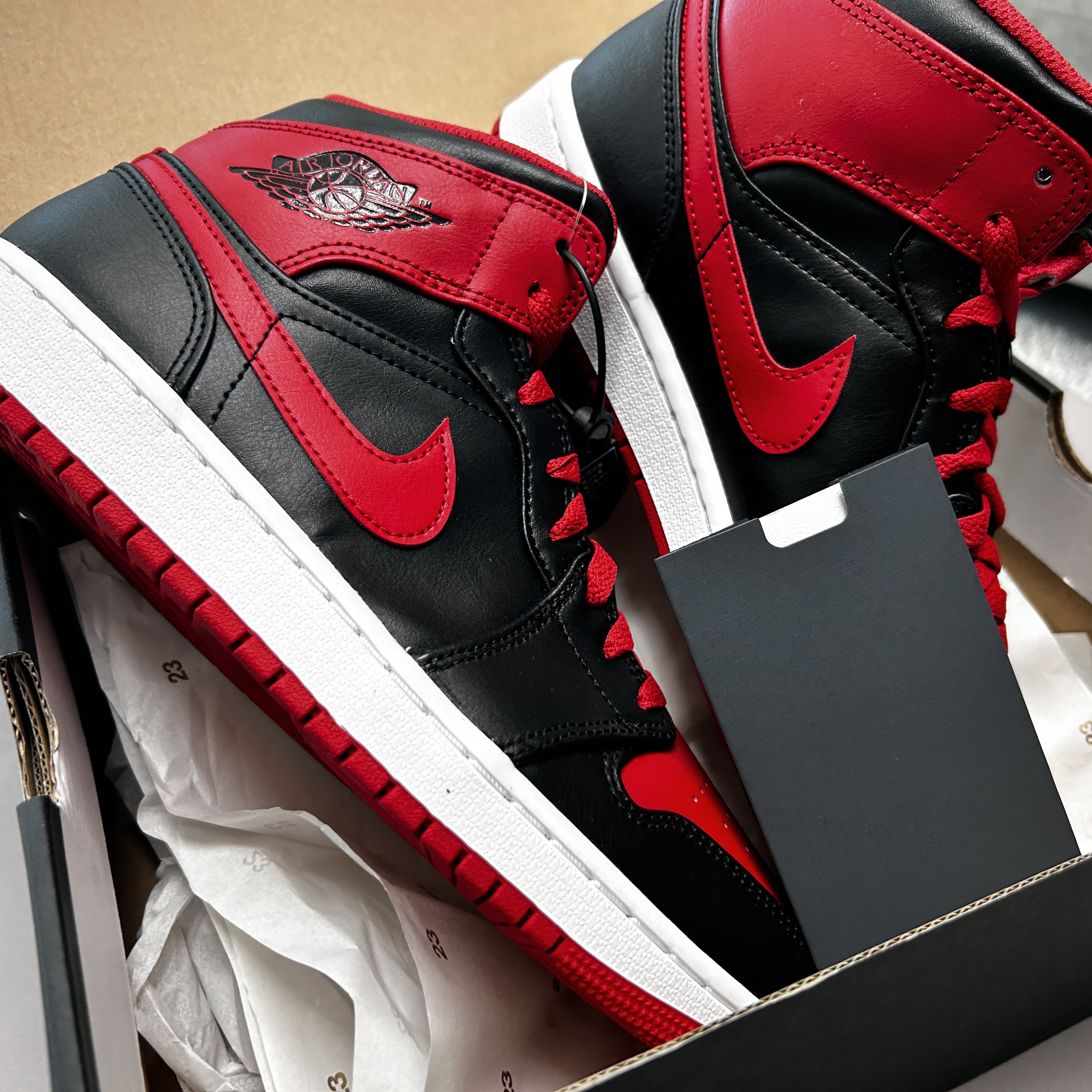 Jordan 1 Mid Black Fire Red 착용 스타일 - 1