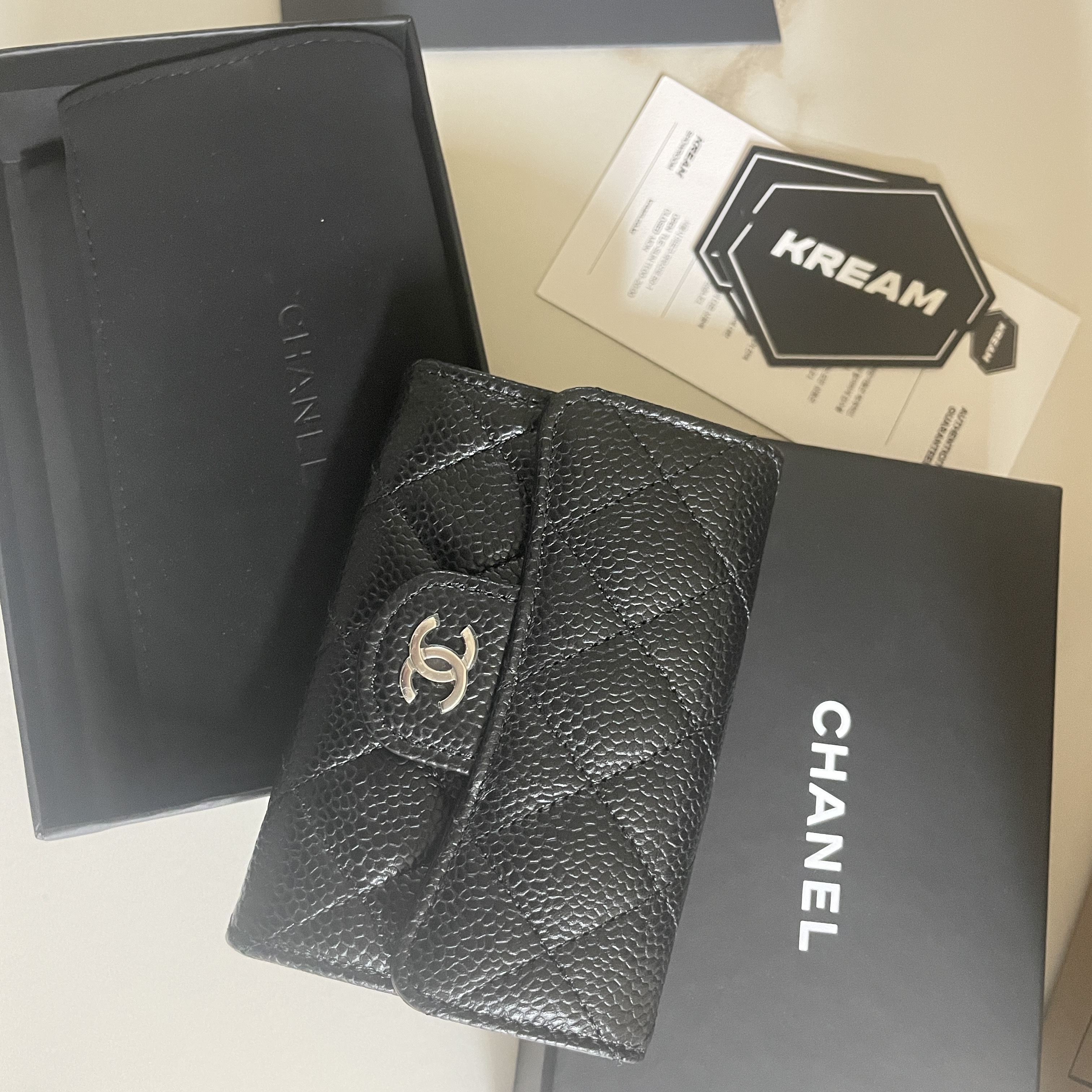 Chanel Classic Card Holder Grained Calfskin & Silver Black 착용 스타일 - 2