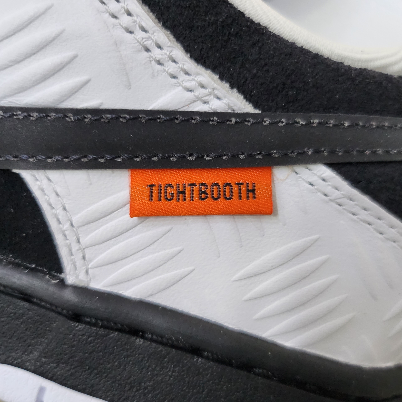 Nike x Tightbooth SB Dunk Low Pro Black and White 착용 스타일 - 4