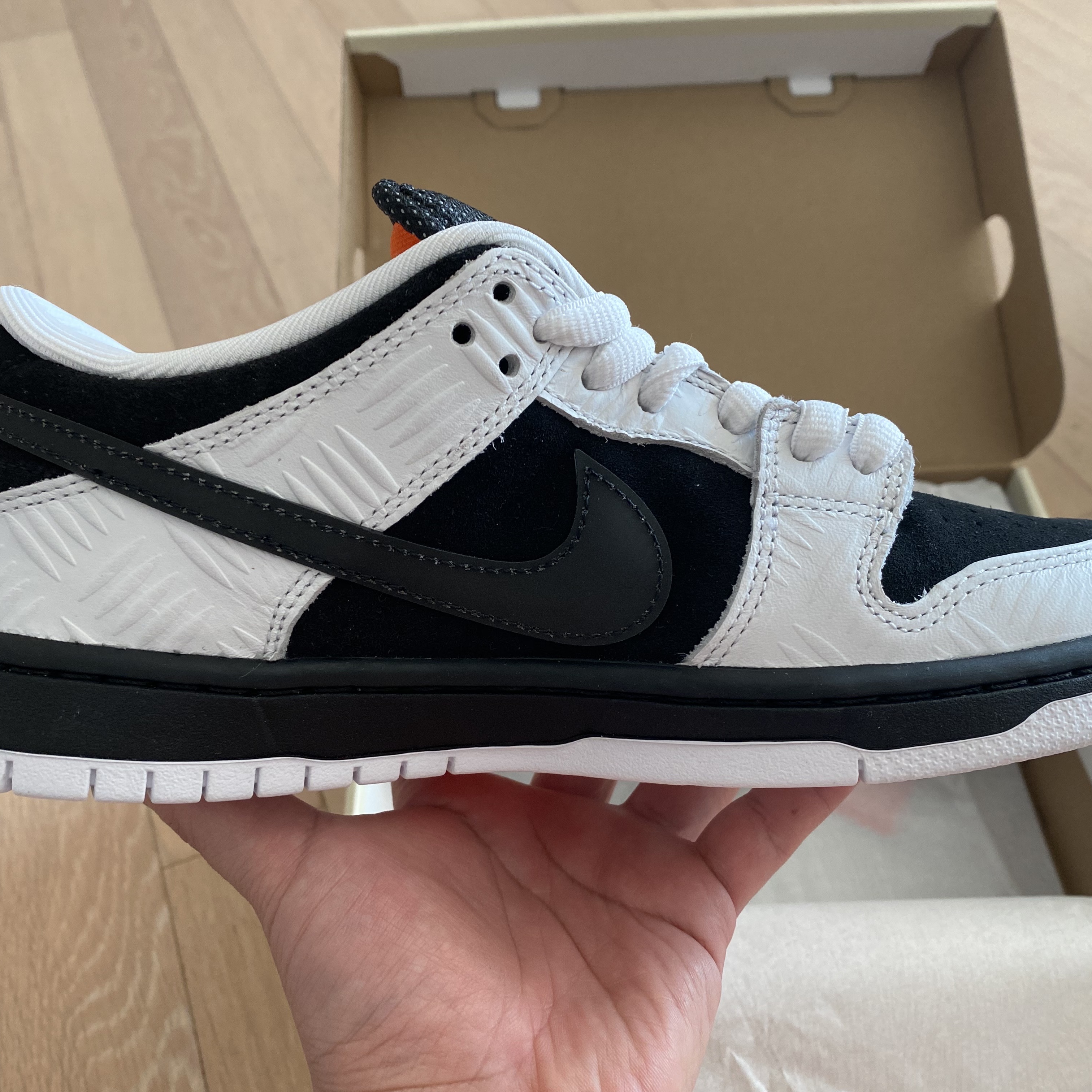 Nike x Tightbooth SB Dunk Low Pro Black and White 착용 스타일 - 3