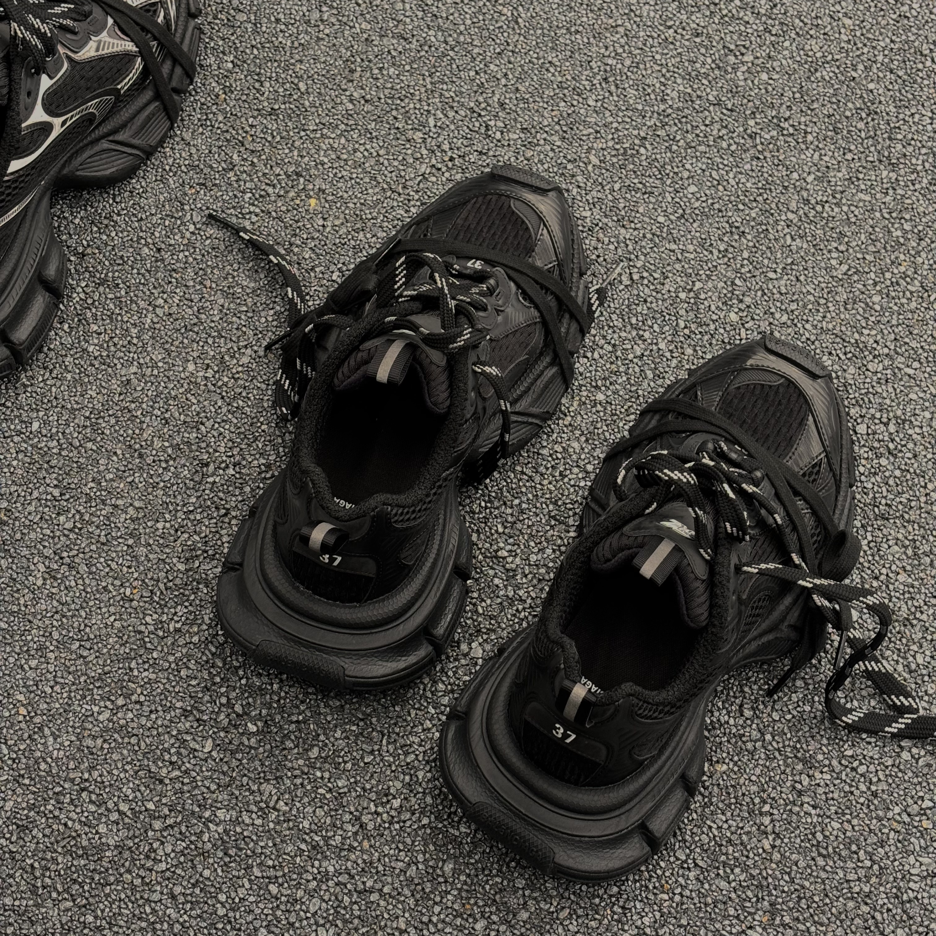 Balenciaga 3XL Sneakers Black 착용 스타일