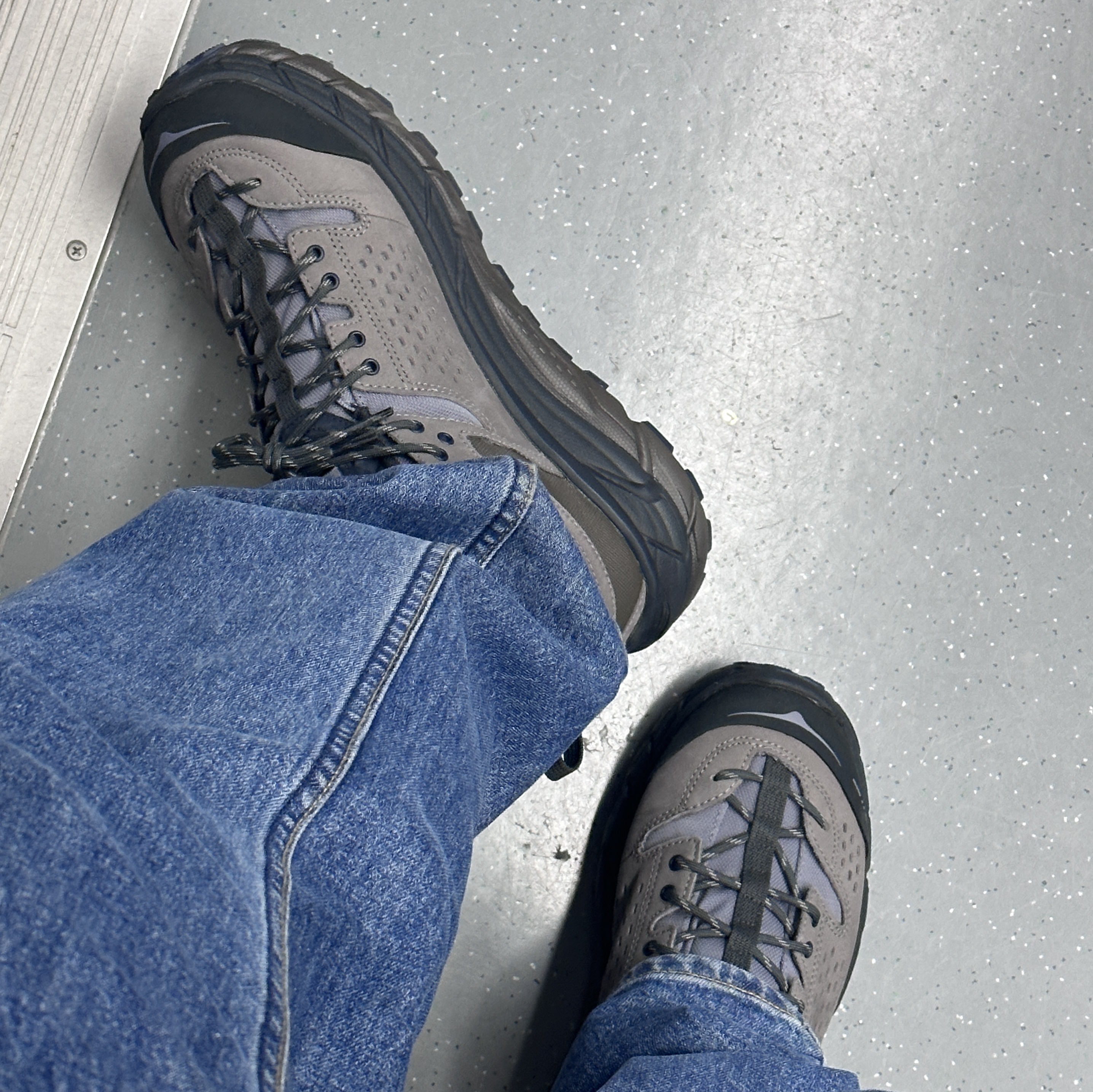 Hoka x J.L-A.L Tor Ultra Low Desert Taupe Rock Ridge 착용 스타일