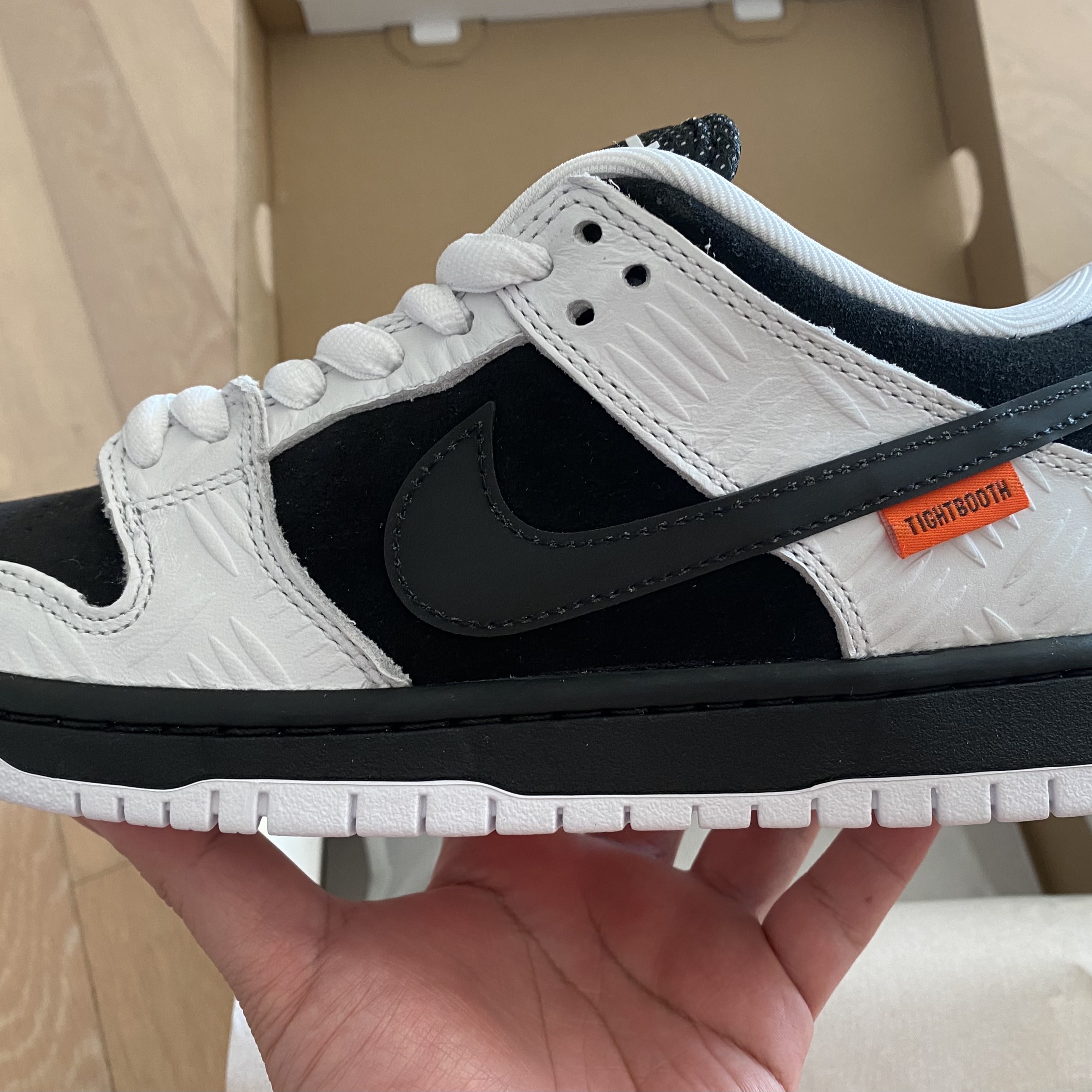 Nike x Tightbooth SB Dunk Low Pro Black and White 착용 스타일 - 1