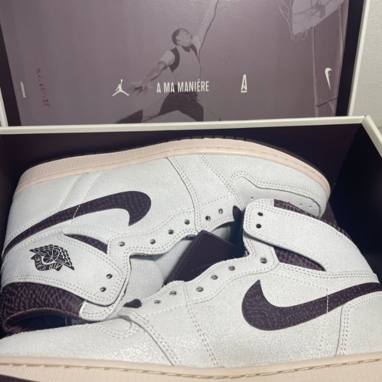 Jordan 1 x A Ma Maniere Retro High OG SP Sail and Burgundy 착용 스타일