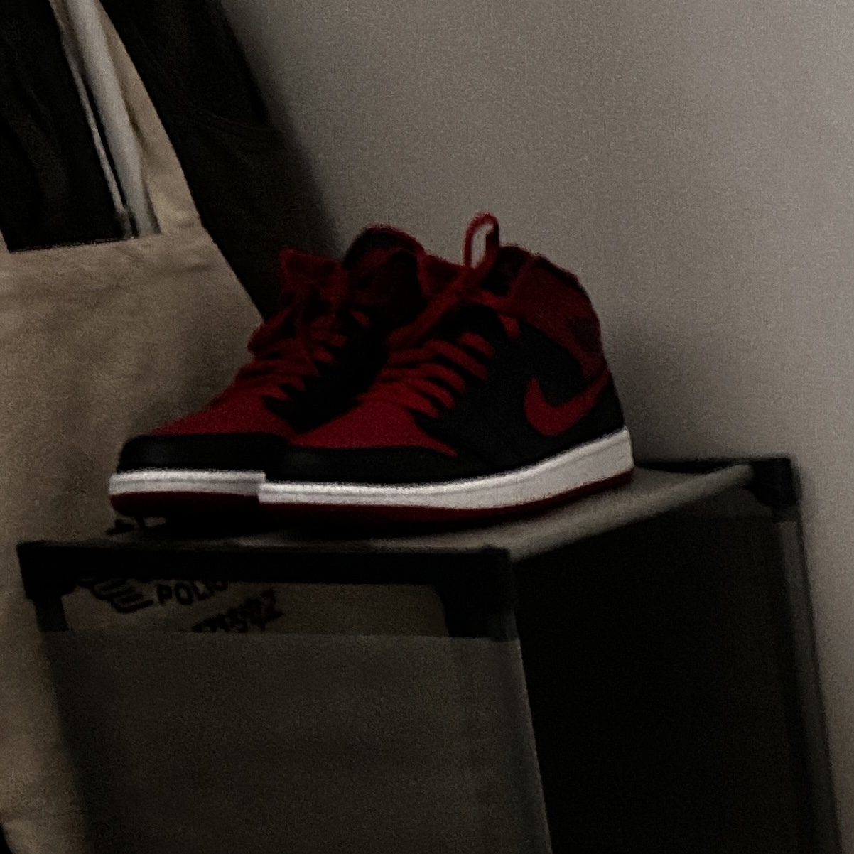 Jordan 1 Mid Black Fire Red 착용 스타일 - 1