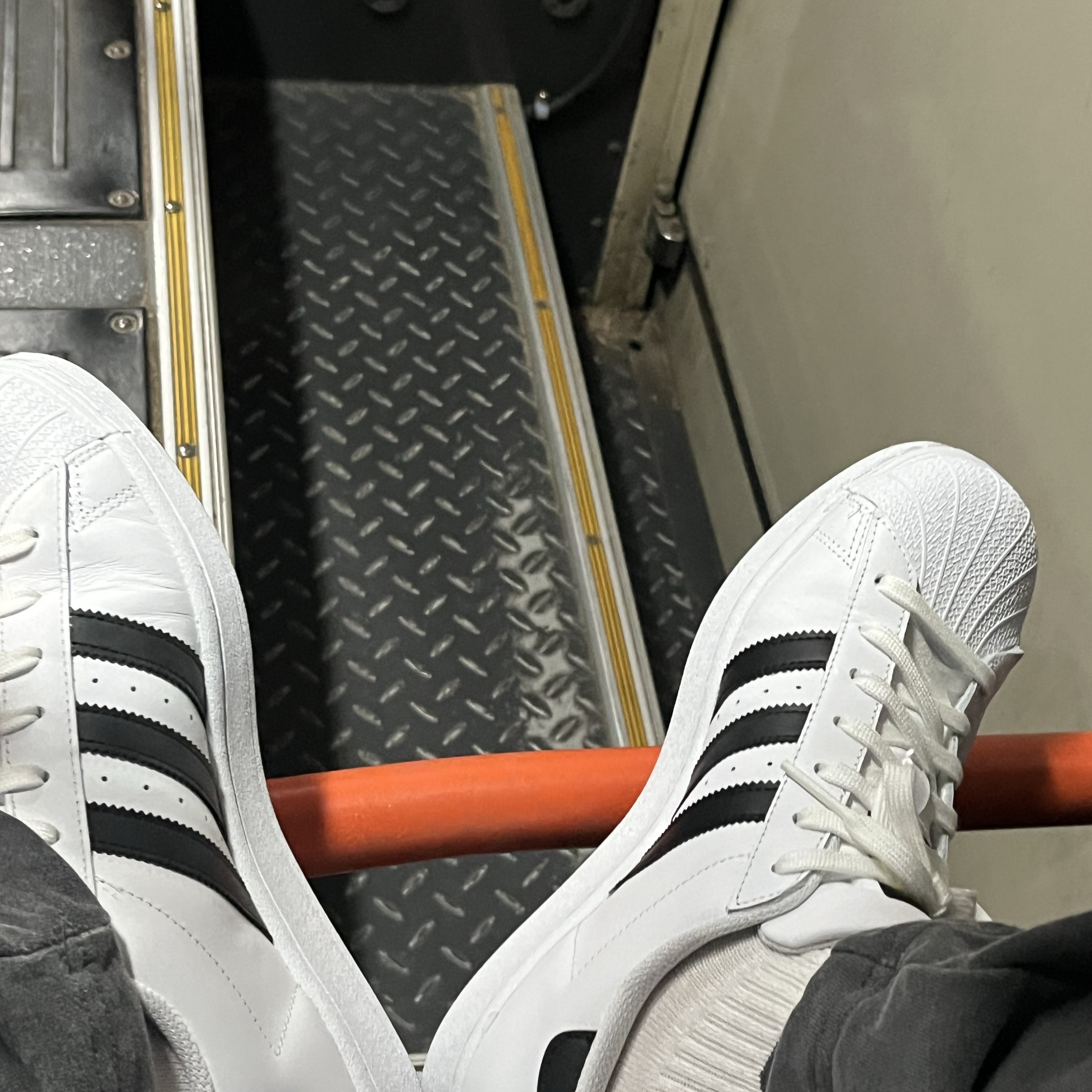 Adidas Superstar White Black 착용 스타일