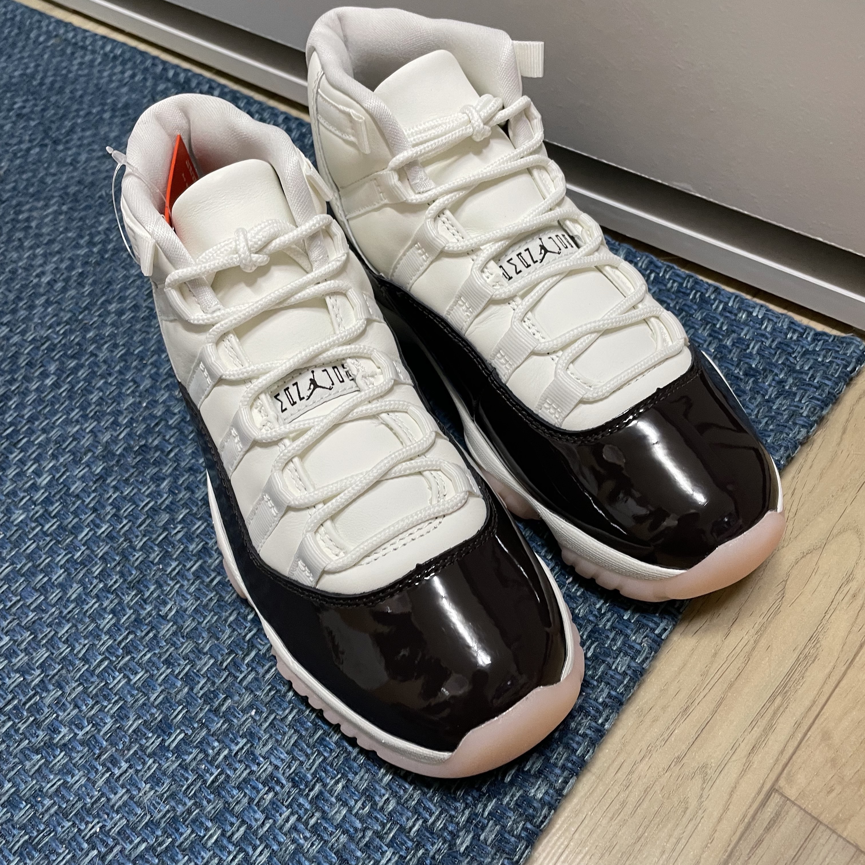 (W) Jordan 11 Retro Neapolitan 착용 스타일 - 1